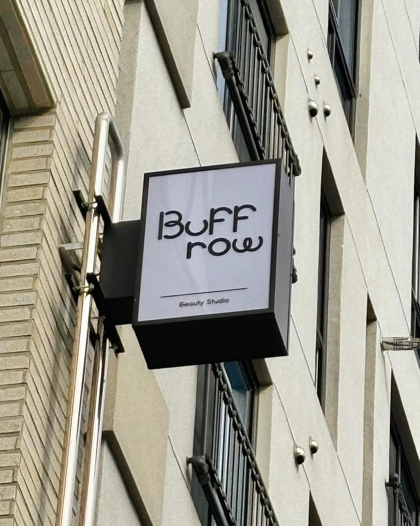 Buffrow new signage✨

고객님들! 그동안 근처에서 헤메이셨죠? 앞으로는 새로운 로고로 만든 버프로우 간판을 찾아주세요