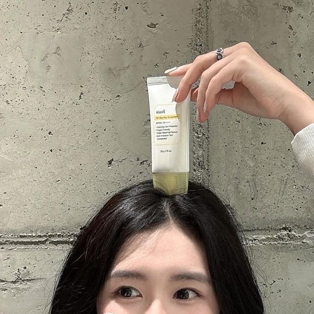 유진 on Instagram: "#제품제공 @dear_klairs 건조해진 날씨에 찾게되는 수분 가득 촉촉한 올-데이 에어리 선스크린☀️ 민감성 피부도 여드름성 피부도 모두 사용하기 좋은 선크림이에요 번들거리