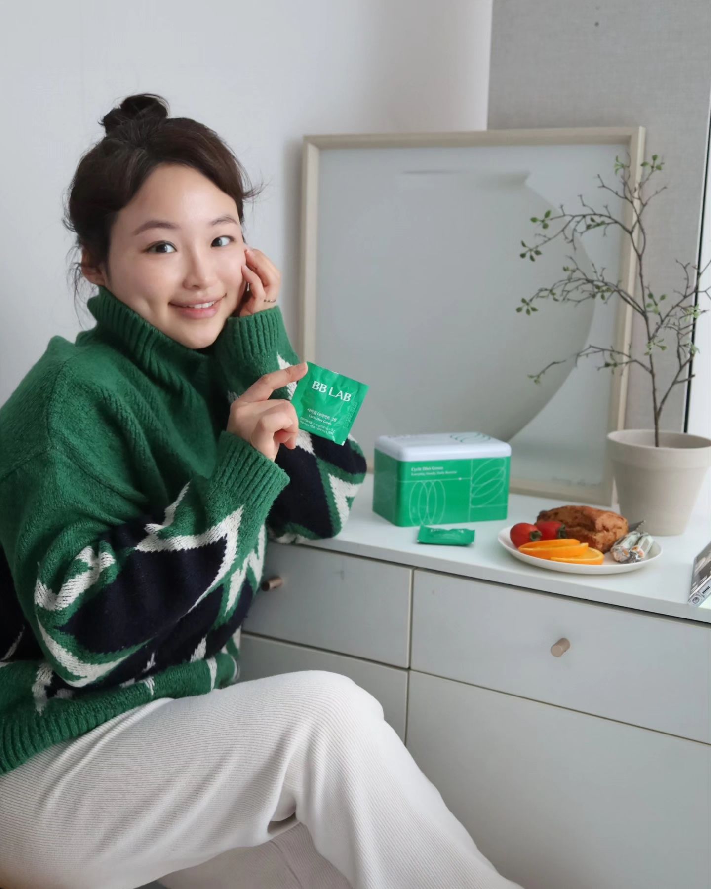 #협찬

후다닥 지나가버린 연휴! 몸무게 다들 안녕하신가요?
전 체중 잘 유지하다가 입터지는 바람에 다시 관리해야할 것 같아요 😭

아침은 샐러드와 함께 비비랩 사이클 다이어트 그린 한포로 시작하는데 체지방 감소와 혈행건강, 콜레스테롤까지 도움을 준다고해서 꾸준히 챙기는 중이거든요

하루 한팩으로 rTG오메가3로 혈액 순환 케어를 돕고
저녁에 가볍게 운동하니 활력도 더 UP되는 느낌!

비비랩이 만든 식약처 인정 건강 기능식품이니 믿을 수 있어 
가족들과 함께 먹고 있는데 이렇게 열심히 관리하다보니 무거웠던 몸이 건강해지면서 더 가벼워지는것 같아요

🌈 카테킨의 인체적용 시험결과 
12주 동안 하루 583mg 섭취 후
총 복부 지방면적, 피하지방 면적이 감소했다니 더 화이팅해서 건강한 다이어트 해볼래요

[출처 : Nagao Tetal Obesity(silver spring), 15(6), 1473-1483(2007)]

bblab_official

#뉴트리원 #비비랩 #BBLAB #사이클다이어트그린 #사이클다이어트 #카테킨다이어트 #그린링다이어트 #그린팩다이어트 #1일1그린팩 #체지방CUT #체지방집중공략 #녹차추출물 #체지방감소 #체중감소 #에너지충전 #다이어트루틴 #쉬운다이어트 #내장지방뺴는법