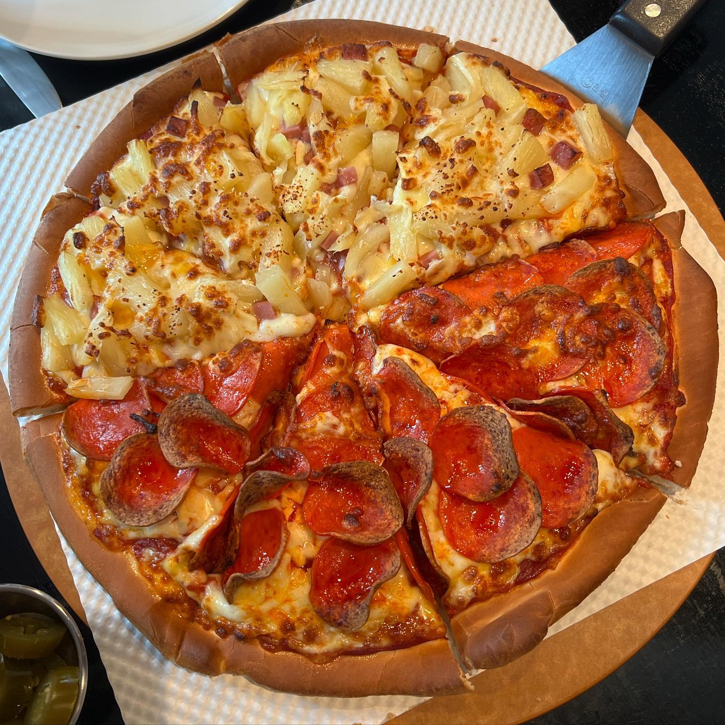 #보니스피자 #bonnyspizza 
전부터 이태원 피자맛집으로 소문 나있던 보니스피자! 석촌호수 근처에 새 매장이 생겨서 가야지 가야지하다가 드디어 다녀왔어요! 이곳 피자는 하와이안피자가 맛있다해서 반반으로 주문했어요. 주문은 키오스크에서 합니다😊

🍽️13인치 하프앤하프(하와이안+페퍼로니)
주문 후 20분정도 기달려서 받은 피자🍕
팬도우가 가능해서 팬도우로 시켰는데 도우가 엄청 바삭하고 두툼했다. 하와이안 피자는 달콤하면서, 치즈가 가득해서 잘어울려요! 페퍼로니는 짭조름해서 우리가 아는 그맛! 페포로니도 바삭하게 구워져서 식감이 좋았다. 치즈가 맛잇어서 그런지 계속 먹게된다. 하와이안, 페퍼로니를 반복해서 먹다보니 한판 뚝딱👍🏻

매장이 좁아서 테이블이 많지 않아요!  주차도 1시간 가능하다해요. 석촌호수가 가까워서 먹고 석촌호수 산책까지 하고가면 완벽한 데이트가 가능해요😊 석촌호수 근처 오시면 추천해요!

#맛스타그램 #먹스타그램 #푸드스타그램 #맛집 #맛집추천
#부부스타그램 #럽스타그램 #데이트맛집
#피자 #피자맛집 #석촌호수 #석촌호수맛집 #석촌호수데이트 #pizza #🍕
#재미잇 #잼잇 #재미부부

#일상 #선팔 #맞팔 #jmt #food #daily