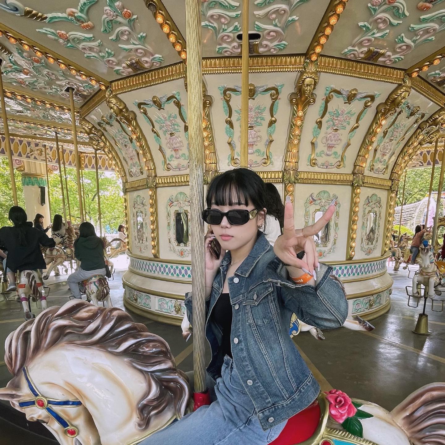 나 회전목마탔어 
나 지금 되게 신나🎠