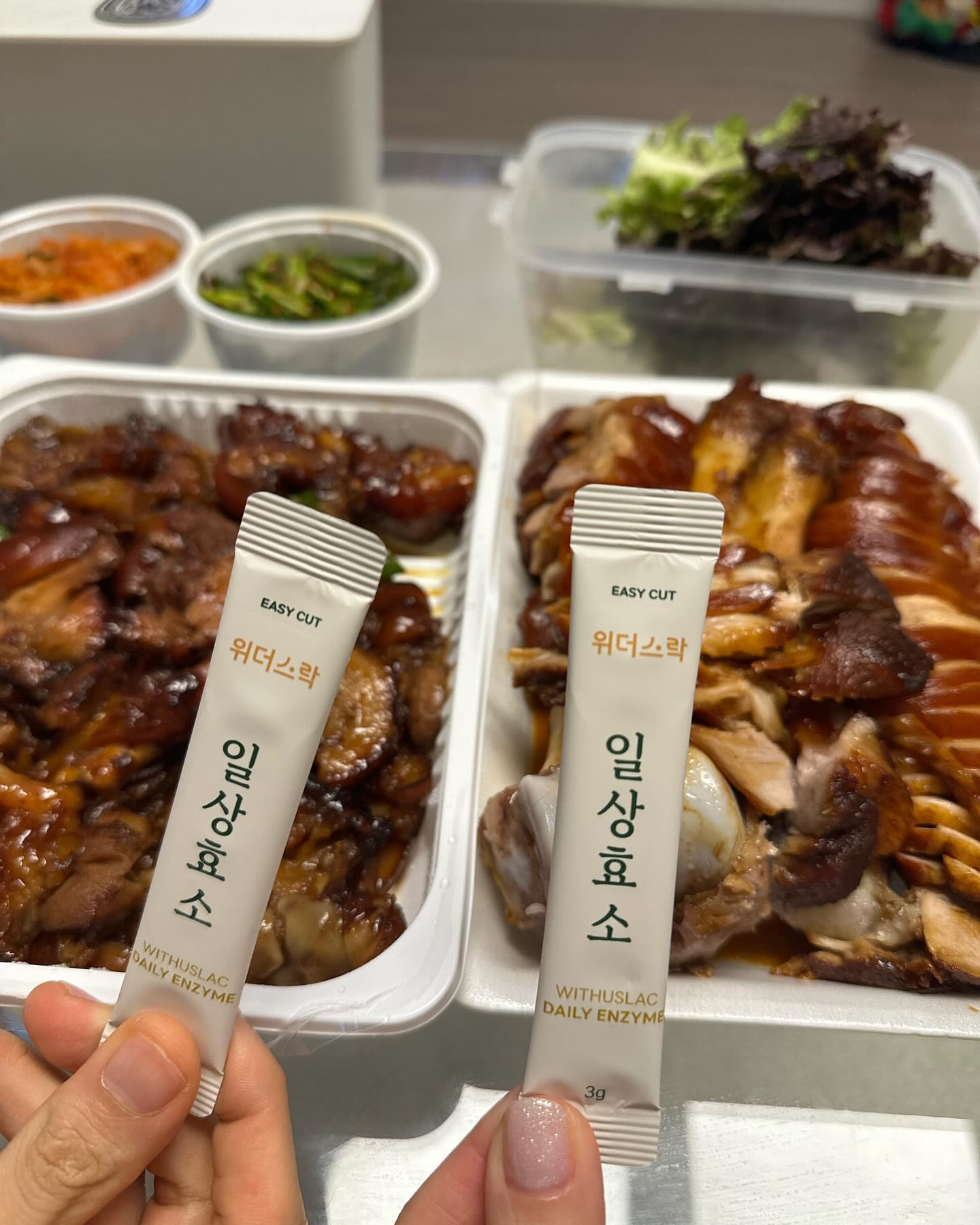 #협찬 효소는 음식물 섭취 후 우리몸에 영양분이
잘 흡수되어, 각종 대사작용이 원활해지도록 도와줘서
소화력 떨어지는 저는 꾸준히 잘 먹고있어요!

특히 제가 먹어본 '위더스락 일상효소'는
정제효소 no ! 자연발효 곡물효소 yes !
한국인 식단 맞춤 역가수치 502,000unit이나 이뤄냈어요 😲
 
15가지 곡류 & 콤부과채복합효소로 구성되있고
19종 혼합유산균부터 사과초모식초, 식이섬유 25% 함유되 있어요!
나이가 점점 들수록 신체 효소량이 점차 줄어든다 하는데
식품을 통해서도 꼭 섭취해야해요! 💪 💪
 
10가지 첨가물 無 !  부드럽고 고소한 곡물맛이라
식사 전이나 후에 하루 한포 챙기면서 효소먹고 
속이 편해 좋고 속이 점점 편안하니 들고다니면서 꾸준히 잘 챙겨먹어요~

효소 찾고 계시는 분들 이거 추천해요!! ❣️
연말에 회식, 과식할 일 등등 많은데,, 그때마다 건강챙기며 먹어야겠어요~
다들 효소 먹고 같이 건강해지자구요!! 🏃🏻‍♀️💨

#소화안될때 #소화불량 #회식 #과식 #연말 #효소
#곡물효소 #효소추천 #임산부효소 #소화효소