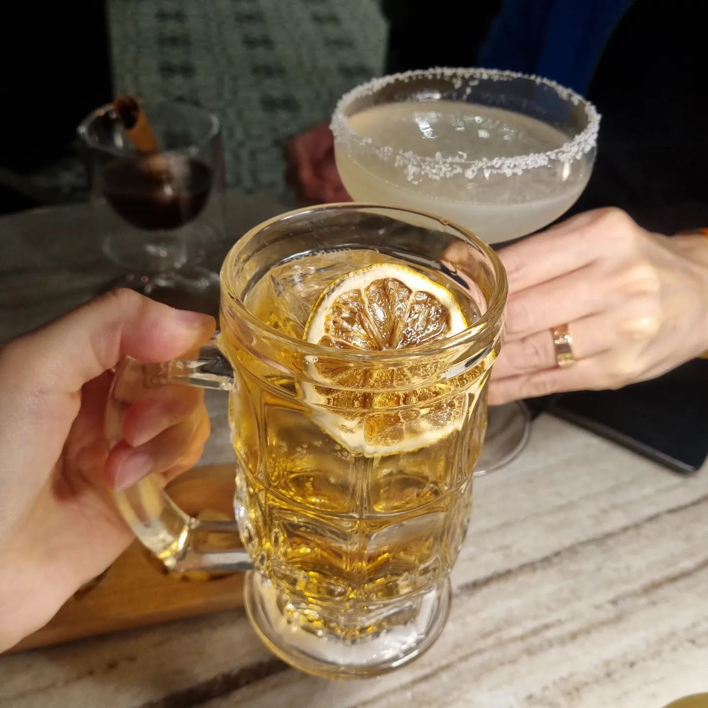 💎 

<루프탑 바 디아만테>

🍸 위스키 하이볼 즘트...
나처럼 하이볼 달달파라면 진저에일 가능한 위스키 하이볼 추천!
또 하드리쿼 디스펜서가 마련되어있어서 
샷, 언더락 또는 나만의 하이볼 만들어먹을 수 있다는 점 👍 

아, 
그리고 뱅쇼 1잔씩 무료제공 이벤트 아직도 진행 중 🍀

🦐 모듬 해산물
비린것 별로인것 하나도 없음!! 
따뜻한 전복찜부터 도화 새우, 관자, 선어회 등등!! 
멍게는 유자향을 입혀 멍게 초보라도 도전 개능 🤟
신선하고 양도 많아서 먹는 재미가 있었당
그리고 하이볼이랑 지이인짜 궁합 좋음

🍖 숯향입힌 통 우대갈비 
왜 다들 추천메뉴로 꼽는지 딱 알겠네
달짝지근한 소스에 적당한 굽기로 구워낸 우대갈비
고기도 부드럽고 양도 적당했음 😋

분위기도 넘 좋고 겨울에도 하나도 안 추웠던 루프탑바 디아만테. 
무엇보다 소리가 모이지 않아 떠들어도 옆테이블 소리보다 우리 둘 대화에 집중할 수 있어 좋았당♡

영업 시간 | 18:00~01:00
주소 서울 강남구 도산대로 81길 42, 5층
문의 | 02-543-5050 (일요일 휴무) | 노키즈존
⠀⠀
⠀
⠀⠀
⠀⠀
⠀
💚 블로그 링크 (모바일은 프로필 링크로 👌)
https://m.blog.naver.com/aaoossiinnaa/223349327370
⠀
⠀⠀
⠀⠀
⠀⠀
⠀
#루프탑바디아만테
#청담루프탑바
#청담동데이트
#루프탑바디아만테
#강남데이트코스추천
#하이볼맛집
#강남하이볼맛집
#압구정로데오맛집 
#시에나라운지
#분위기좋은술집 
#데이트하기좋은곳 
#강남가볼만한곳 
#청담술집 
#데이트