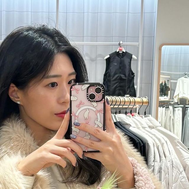 ᴡᴏᴏ ʀɪ •ᴥ• on Instagram: "참 한결같은 소나무 취향 🌲 쇼핑은 늘 즐거워 짜릿해 ✨"