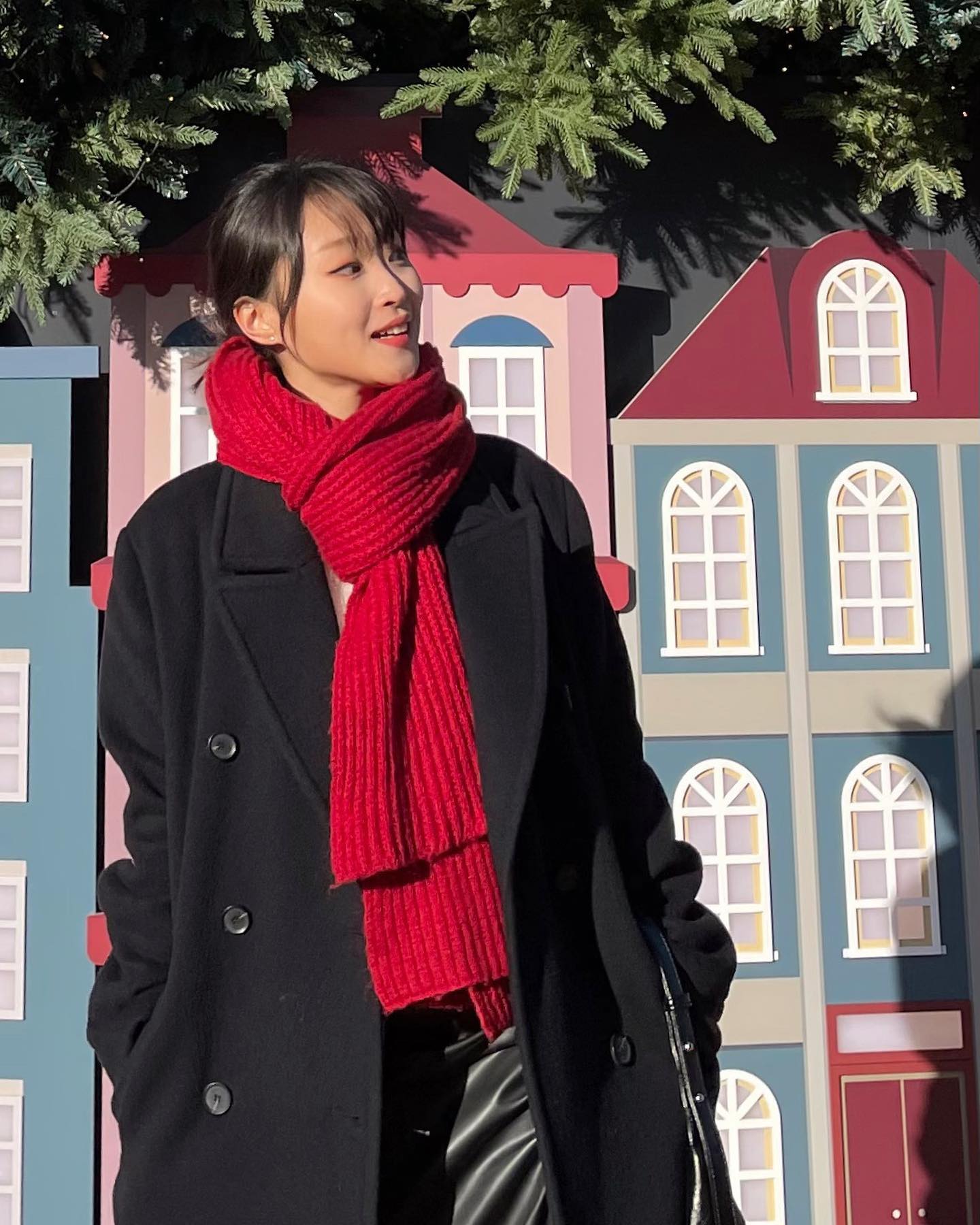 연차내고 잠실 나들이🎄
#크리스마스마켓 다녀왔어요🫶🏻

-

#맥시코트 너무 갖고싶었는데!
올 가을 choi_sil_zzang 유튜버님 플리마켓에서 겟해온 잇템..✨

요 아이템은 진짜,,,맥시코트 정석느낌이라 바로 겟해왔던 제품이에요🫢
캐시혼용이라 소재마저 맘에드는 건 안비밀,, 
다음엔 어깨 각을 좀 더 살리게 레이어드해서 입어야겠어요🫡

🧣레트로하면서 포근한 #레드머플러 는 아마 제가 중학교1학년때쯤...?
지붕뚫고 하이킥을 보고는 구매했던..ㅋㅋㅋㅋㅋㅋㅋㅋ
(내 또래는 다 알거야•••?)
그래서 요즘 서타일은 아니지만,,,
여전히 매년 겨울 제가 아끼는 머플러랍니다.😂

-

#잠실크리스마스마켓 밤에 가면 더 이쁘다는데 너무 추워서 낮에 호로록 다녀오니 웨이팅없이 잘 다녀왔어요!
왕큰 🎄크리스마스트리도 낮에 갔지만 반짝반짝하니 이뿌더라구요?✨

연말엔 연차소진겸 연차쓰는 재미로 삽니당,,,