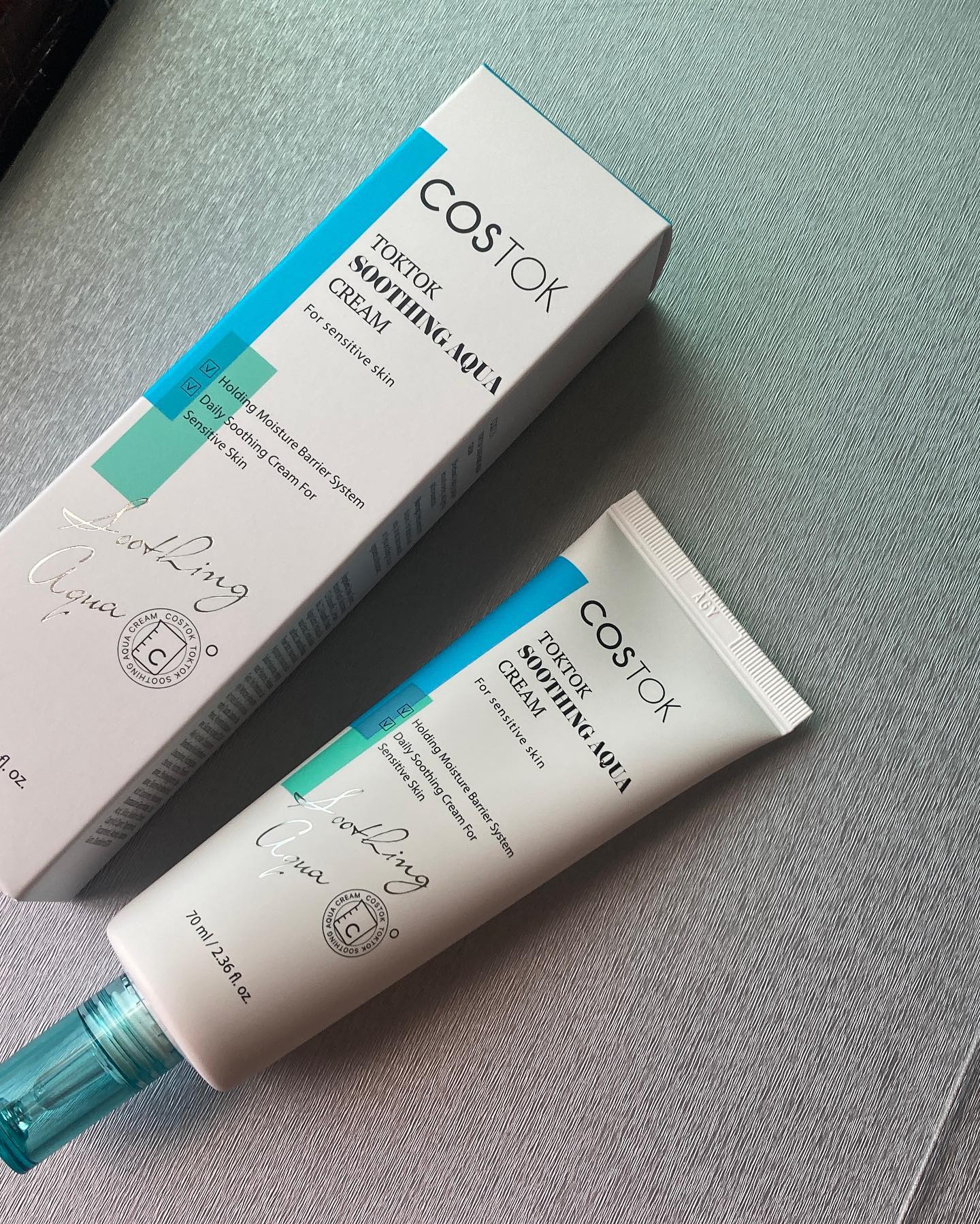costok_official

지금 2년째 쓰고있는 코스톡 수딩 아쿠아수분크림
나에게 맞는 크림 찾기가 너무 어려워
몇 년동안을 좋다는 제품 이것저것 사용해봤는데
2년 전! 드뎌 정착을 도와준 costok 수분크림은 제가 사심으로 찐 추천드리고 싶어요!✨💙

일단 촉촉한 수분이 폭발하는 크림인데 끈적이지 않는 산뜻형이여서 피부열감을 내려줘요

이 크림 쓴 이후로 여드름 트러블, 좁쌀이 나도 
금방 가라앉힐 수 있고 약산성크림이여서 
보호막 케어도 돼요 화장 또한 잘 먹게 도와주는 더 많은 사람들이 알아야할 꿀템‼️

올리브영에서 구매할 수 있답니당~

#업체로부터제공받은제품입니다 #코스톡 #COSTOK #아쿠아크림 #수분크림 #수분크림추천 #수딩크림 #여름수분크림 #진정크림 #크림추천 #보습제 #피부진정 #보습크림추천 #피부진정크림 #약산성크림 #올리브영크림 #올리브영