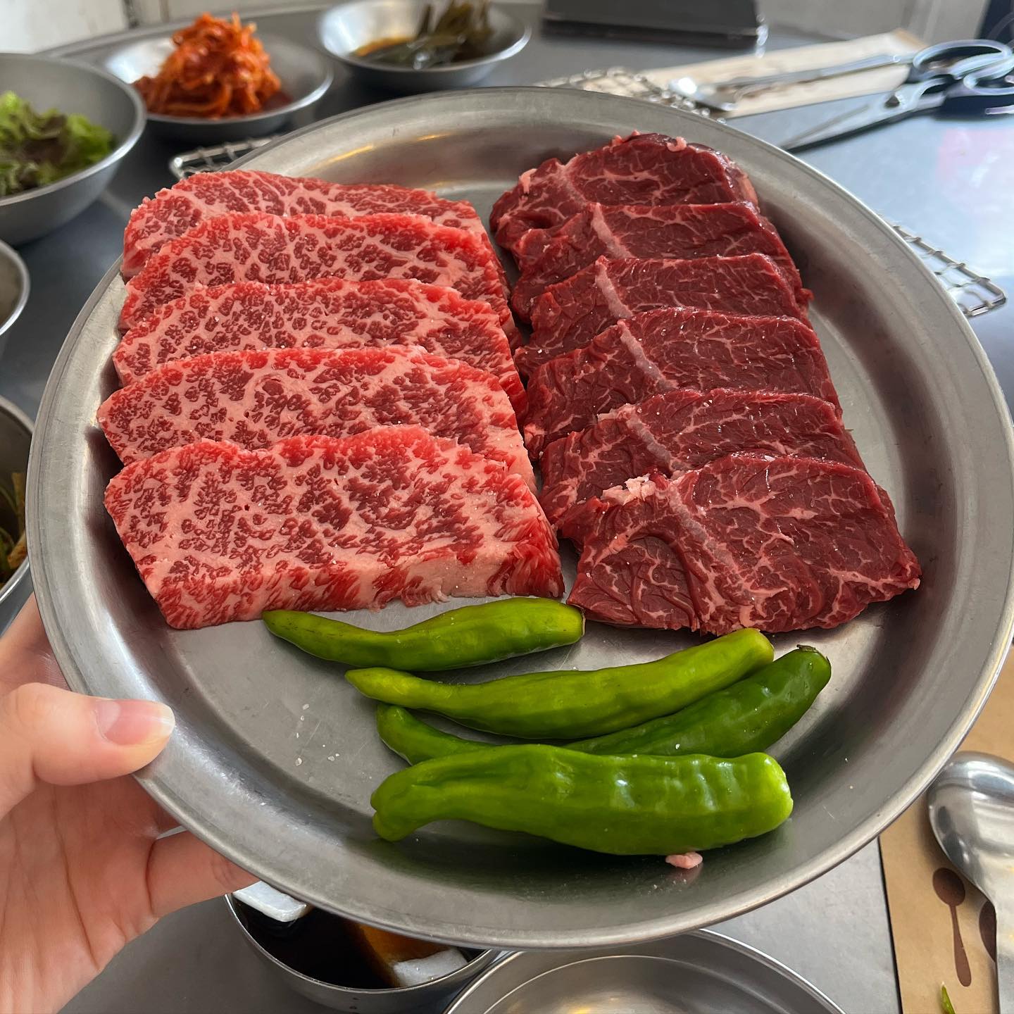 #협찬 #최고집신포본점 

최고집 신포본점은 1999년에 오픈한 오래된 노포맛집이에요! 인천에서 고기 맛있는 집으로 굳건하게 자리를 지키고 있답니당 

저는 고민하다가 토시살과 눈꽃살 주문했어요 🤍

기본 반찬으로 제가 정말 좋아하는 무생채, 파절임이 맛있어서 좋았어요 

드디어 나온 비주얼이 정말 좋은 토시살과 눈꽃살 .. 고기 퀄리티가 정말 좋아보여요 

같이 구워먹으라고 꽈리고추도 주시는데 정말 별미랍니당  토시살과 같이 먹으면 찰떡궁합 🫶🏻🤍

그리고 기본찬으로 된장찌개와 퐁신퐁신한 계란찜이 나와서 따로 추가 주문 안해도 된다는점이 정말 좋아요 ㅎㅎ 저는 양푼비빔밥 추가 주문했는데 너무 맛있었어요 2000원의 행복 ❤‍🔥

소고기와 돼지고기 모두 맛볼 수 있어서 회식으로도 가족 모임으로도 좋을 거 같아요 

🖤 최고집 신포본점 

🖤 인천 중구 중앙동3가 1-12

🖤 공영주차장 주차 추천드려요 🤍

#__최고집신포본점#인천중구맛집#신포맛집#신포동맛집#신포역맛집#신포고기집#신포역고기집#신포동고기집#신포역회식#신포역모임#신포동모임#신포동회식#인천중구고기집#신포동핫플#신포동술집#신포역술집#신포역핫플#신포핫플#신포동맛집추천#최고집신포본점