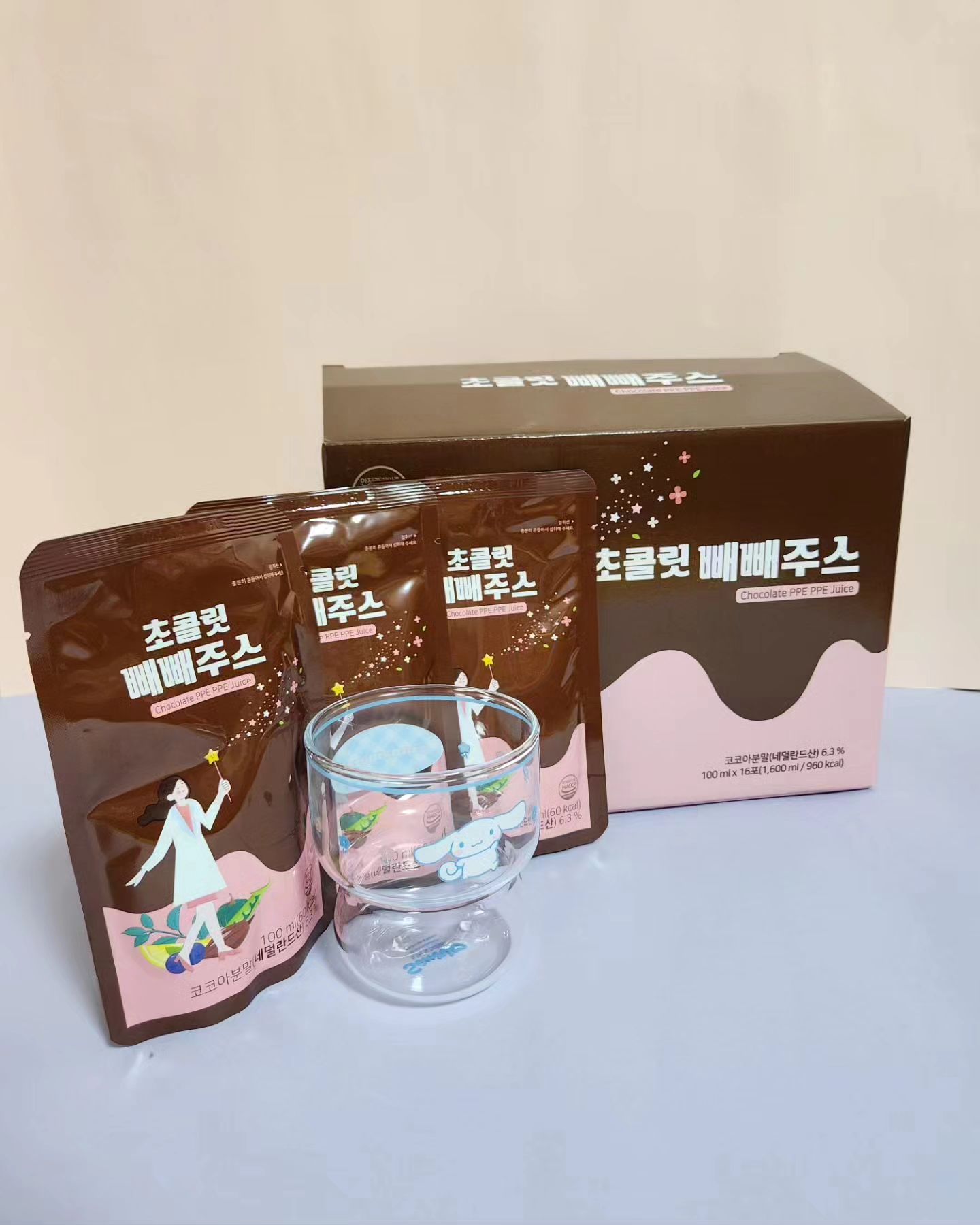 #광고 #협찬 #먹어본후기

진짜 이 세상에서 어려운게 다이어트 같아요..
1년 365일 다이어트 한다고 하는데 뱃살은
괜찮은데 허벅지 살이 아주 튼실하네요 🤣🤣🤣

그런데 이번에 빼빼주스를 만나게 되었어요!!
이게 그렇게 유명한 다이어트 주스라고 하더라구요!!!
그래서 제가 먹어봤는데요 초콜릿이 들어간 빼뺴주스라서
부담감 없이 먹을 수 있었어요!!

이 빼빼주스는 나는 몸신이다에서 소개 되었던
빼빼주스인데요! 2주 프로젝트로 나온 이 뺴뺴주스는
클렌즈 주스의 창시자 닥터 안지현님이 만들어내신 거라고 해요!!

❤️ 효율적으로 만들어 낸 2주 클렌즈 프로그램
🩷 설탕이 전혀 안들어가서 더 좋아요!!
💙 4가지의 핵심 재료 특히 카카오가 100% 들어가 있고
분리대두단백, 단호박 , 깻잎!! 몸에 좋은거는 다 들어가있는 클렌즈 주스!!
💚 항산화 부스팅을 위한 스폐셜 레시피인 블루베리와 레몬까지 함유!!
🩷 HACCP 인증 안심생산!! 식품 안전관리 인증을 받은 곳에서
생산하니까 걱정 NONO

정말 몸에 좋은거는 다 들어갔는데 초콜릿으로 살을 뺀다고??
믿기지가 않죠 네 저도 전혀 안믿었어요 그런데 제가 식단은
전혀 안하고 이거로 하루에 3개입을 먹고 물에 타먹었거든요
이거 100ml로만 식단을 한다면 하루에 물을 엄청 나게 먹어줘야 된다고
하더라구요!!

그래서 저는 300ml에 이 빼빼주스 100ml를 타서 마셔줬어요!!
근데 저 분명 식단 전혀 안하고 했는데 요새 화장실도 자주가고
효과가 꽤 괜찮은 이 뺴뺴주스!!

지금 현재 이벤트도 진행중이예요~~
12월 15일까지 전 제품 40% !!! 파격격 세일을 한다고 하네요

우리 다이어트도 맛있게 또 쉽게 해봐요 아자아자!!!!

#안지현빼빼주스 #몸신초콜릿주스 # 클렌즈주스 #빼빼주스
#다이어트주스 #다이어트음료 #건강음료 #클렌즈주스추천
#식이섬유음료 #2주다이어트 #다이어트필수템