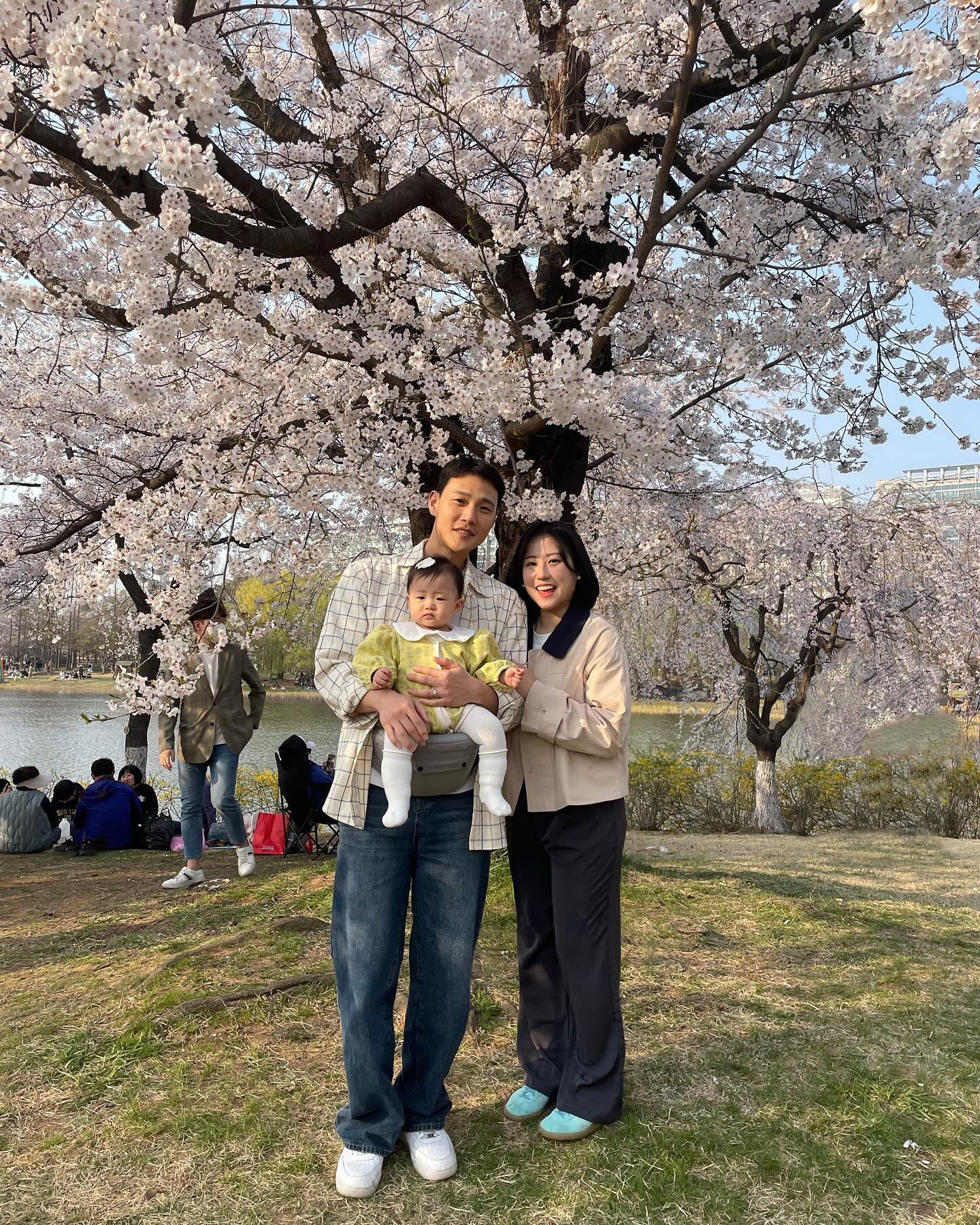 _
우리가족의 첫 봄날,
제대로 무진장 즐기자구~~~🌸
태리에게 봄을 알려주었다💗

#벚꽃 #𝐭𝐚𝐞𝐫𝐢_𝐟𝐢𝐥𝐦 #𝐭𝐚𝐞𝐫𝐢_𝐃𝐚𝐲