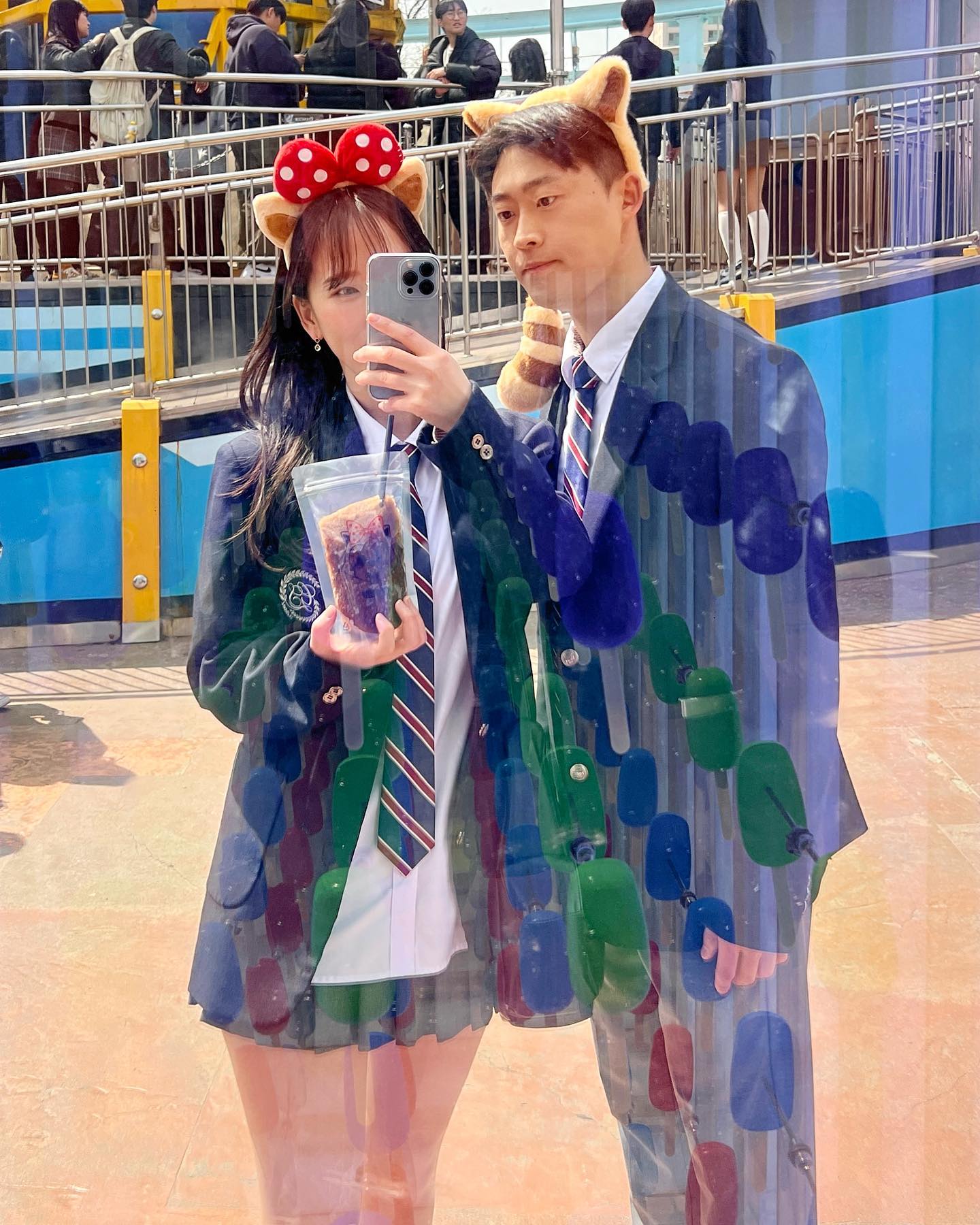 행복의 나라 롯데월드🎠
벚꽃 시즌 직전에 갔는데도 사람이 많더라...
5시간? 노니까 기진맥진해벌임...
.
이 년 만에 갔더니 매직패스 공짜로 주던 건 없어지고, 일부 놀이기구는 예약제로 바뀜...이게 더 나은 듯?
(매직패스는 이제 구매해서 갈 수 있는데 이거 당일에 사려고 보면 없음ㅋㅋ 며칠 전에 티켓팅 해야 하나 봄.. 우리는 당일날 그냥 가서..ㅎㅎ 이제 뭐든 다 미리 예약 해야 하나 바👀)
.
들어가자마자 놀이기구로 바로 뛰었더니 2개 예약 걸고, 하나는 줄이 짧아서 3개 탈 수 있었다🤭
혜성특급, 후렌치레볼루션, 자이로스윙✌🏻
.
.
.
.
.
.
#롯데월드 #lotteworld #감성교복 #놀이공원 #롯데월드교복 #커플교복 #교복대여 #좋아요반사 #lfl #ootd #schoollook
