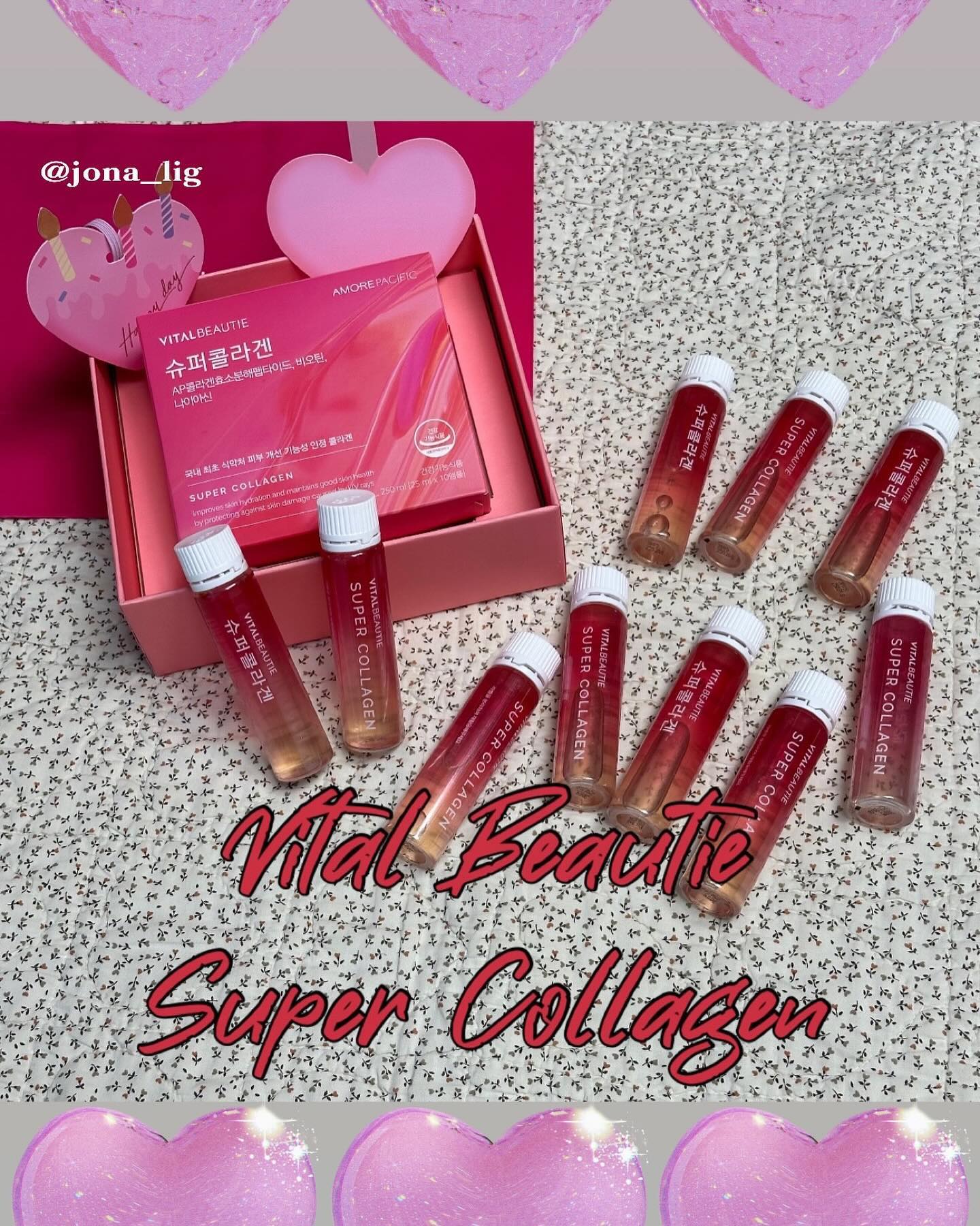 (내돈내산) 바이탈뷰티 슈퍼콜라겐💖
Vital Beautie Super Collagen

가루형 타입으로 콜라겐을 챙겨 먹다가, 이번에 구입한 슈퍼콜라겐은 음료처럼 마시는 액체 타입이에요:-)

전에 아모레퍼시픽 브랜드에서 나온 바이탈 뷰티 제품이라 구입해서 믿고 먹었던 적이 있거든요.ㅎㅎ 그때 당시, 맛이 너무 취향이 아니라 결국엔 먹기 편한 가루형 타입으로 돌아가게 됐었어요(맛있는 게 최고🫶)

리뉴얼 된 버전 늦게나마 기대반 설렘반으로 먹어봤더니, 전 버전 보다 맛이 훨씬 좋아졌고, 비리거나 역겨운 느낌이 전혀 없어졌어요!!!
향도 인위적인 향이 느껴졌는데 지금은 너무 맛있는 청포도 음료 맛…❤️

투박했던 케이스가 너무 예쁘게 바뀌어서 들고다니면 다들 뭐냐고 한 번씩 물어보기도 해요 ㅎㅎㅎ 디자인 찐 너무 예쁨 ㅠㅠ

다 마시면 비닐만 쉽게 뜯어서 분리 배출! 환경까지 생각한 브랜드 답네요😭😭😭

가격이 살짝 부담되는데, 액체 타입이라 흡수도 빠르고 묵은 발뒤꿈치 바로 보드라워져서 재구매했어요! 휴대하기 간편해서 출근할 때 들고 가기도 좋네요😽

가격이 살짝 아쉽지만 꾸준히 먹어보고 싶은 콜라겐 제품❤️❤️ 역시 재구매율이 높은 이유가 있네요

#바이탈뷰티 #슈퍼콜라겐 #바이탈뷰티슈퍼콜라겐 #슈퍼콜라겐후기 #액체형콜라겐 #겨울철영양제 #발각질관리 #피부건강기능식품