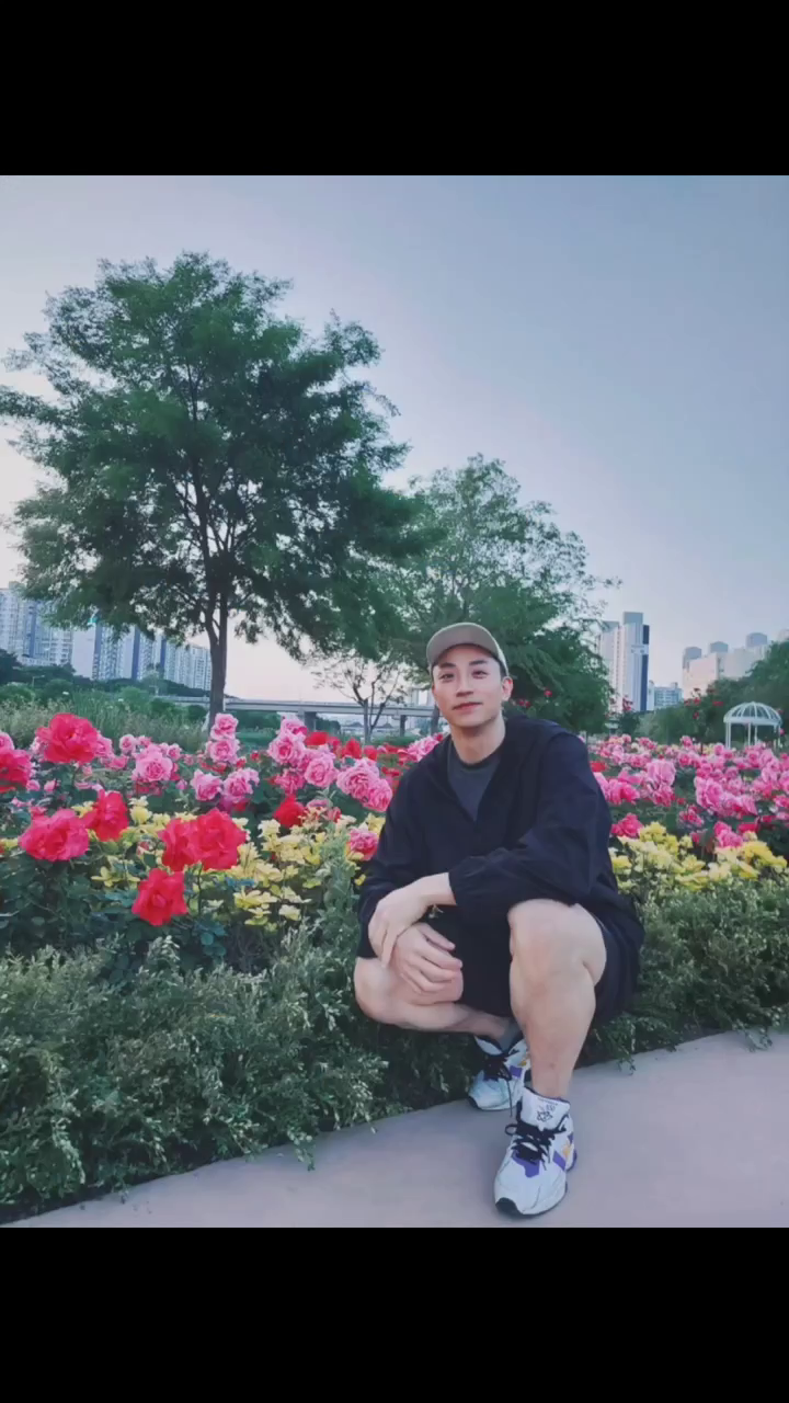 짧았다, 아쉽다는 생각이 하나도 안드는 2023년
너무 멋진 한해라서 보내주기 아쉽지만
내년에는 더 멋질거라 괜찮아요😄
다들 연말 잘 마무리하시고 새해복 많이받으세요🤟

Happy new year😘

Special thanks to
revu__official
samyangfoods
20th_hole
mixsoon_official

#2023recap #2023년마지막게시물 #2023요약 #새해복많이받으세요