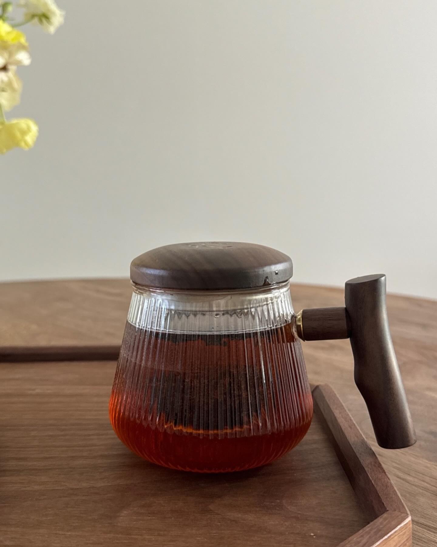 가정식의 브런치
저는 아침에 늘 커피만 마셨는데요 
요즘들어 아침에는 차가 , 오후에는 커피가 더 잘어울리는것 같아요 ☕️

생식빵에 계란물 입혀 토스트 만들고
체다치즈 무심하게 툭 한장 던져주면 세상 꿀맛이에요.
빠지면 섭한 딸기쨈도 함께먹어요🍓
(건강에는 매우 안좋을것 같지만 맛있는걸 어떻게참나요 😂)

그나저나 봄이온줄 알았는데 ..
갑자기 추워진 날씨에 모두 감기 조심하세요 🙏

#브런치 #홈브런치 #홈카페 #가정식 #요리스타그램 #요리소통