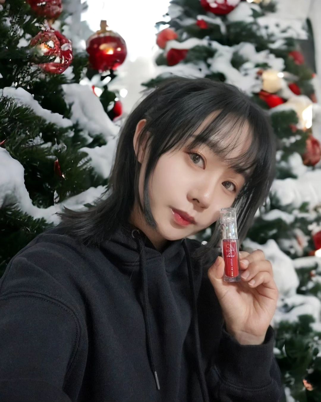 #광고

<립>

광고이지만 너무 만족스러운 립 제품을 가져왔습니다.

내 돈 내산 립 제품이 20개 넘는데도 여기 제품을 제일 많이 사용하는데요.

입술이 건조해서 잘 트는 편이라 끈적임 없고 촉촉해서 너무 좋았습니다.👍✨️

입술이 볼륨감 있어 보이고 컬러도 예쁘고  오랫동안 유지해서 만족스러워요~!☺️

틴트도 오일 층이 있어서 흔들어서 사용해 주시면 엄청 촉촉합니다. 립밤까지 발라주면 진짜 대박이에요~!

케이스도 예쁘고 가격도 저렴해서 극찬할 수밖에 없는 제품입니다!

▶️입술이 건조하거나 유지력이 좋은 립 틴트 찾으시는 분들께 강추합니다! 립밤도 너무좋아서 같이 사용하시면 시너지효과 최고입니다! ❣️

<섀도우팔레트>

컬러가 딱 기본이어서 데일리로 사용하기 좋고 사이즈도 크지 않아서 휴대하기 좋았어요. 가루날림도 없어서 꾸준히 잘 사용하고 있습니다.

▶️자연스러운 메이크업 원하시는 분들께 추천합니다.

s2nd_official
 inflca

#인플카 #S2ND #에스투엔디 #립틴트 #립추천 #립제품 #뷰티 #뷰티모델 #뷰티그램 #색조화장품 #틴트 #오일틴트 #인플루언서
#셀카 #화장품 #화장품추천  #모델 #협찬문의 #협찬환영 #립밤 #여친선물 #선물추천 #소통 #히메컷 #lip #liptint #model #beauty #girl