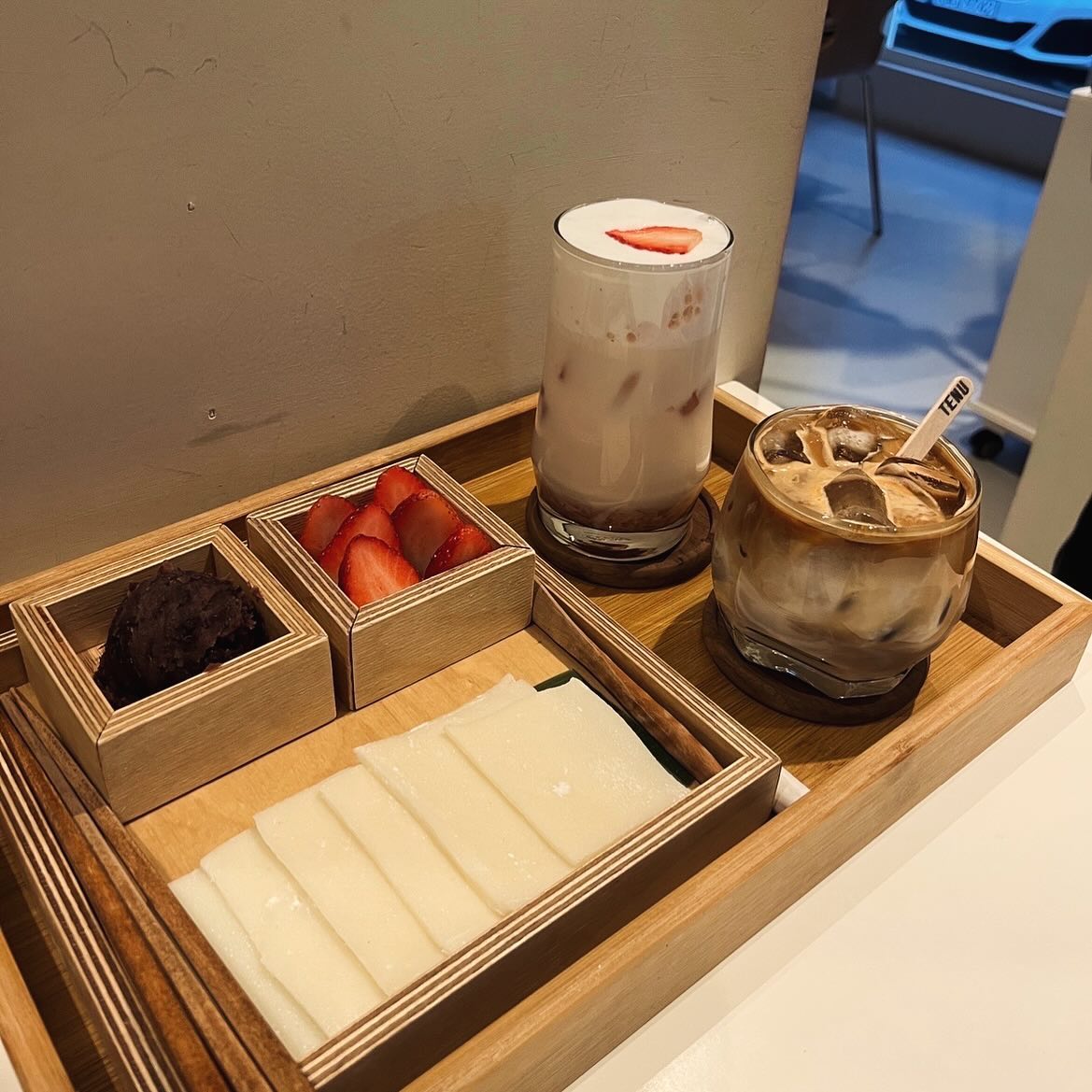 TENU 테누커피 
딸기모찌 조아하는 사람🍓🙋🏻‍♀️
여기 진짜 가 봐야해
딸기와 팥을 모찌에 싸서 😋😋😋
밀크빙수, 녹차빙수, 인절미빙수도 맛있다고 

📍 서울 마포구 연남동 241-89 테누커피

#연남카페추천 #테누커피 #tenucoffee #연남동카페 #연남카페 #홍대카페 #상수카페 #핫플추천 #핫플 #딸기모찌