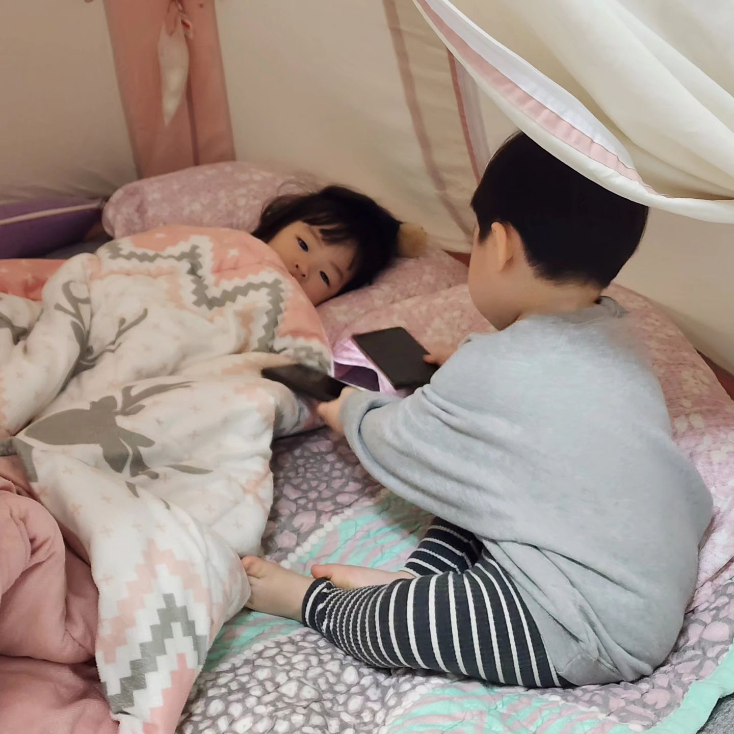 아픈거아님, 병문안아님 ㅋㅋㅋ

낮잠들어버린 다윤이 깨우는 정신차리라는 해유리와
핸드폰으로 깨워주는 민두니 🤭🤭🤭