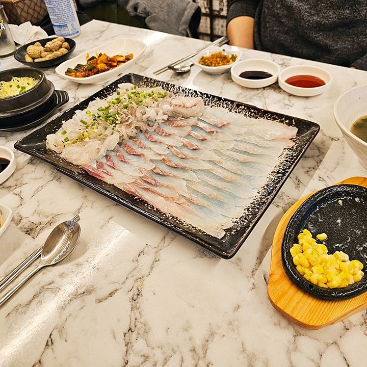 #울산횟집 🐟

지난주에 오빠랑 둘이 다녀온 #바다야
신정동 공업탑 남부경찰서 사거리 인근이라
공영주차장에 주차하고 걸어갔는데 딱 좋았다.

회를 그닥 좋아하지 않는 오빠인데
요즘 회랑 물회가 먹고 싶어졌다길래
울산횟집 검색해 보니 바다야 추천이 많아서 다녀왔다.

🦑오징어+모듬회 구성이 푸짐해서 좋았는데
여기에 물회까지 추가해서 먹으니
배가 터질 정도로 푸짐하게 먹었다.

울산 남구 봉월로8번길 35-1

#공업탑횟집 #신정동횟집
#울산회 #울산회맛집