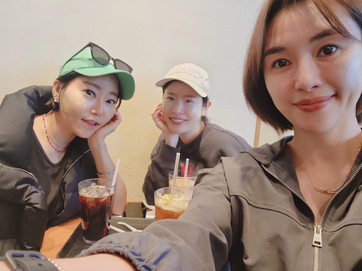 근..20년된 우리들ㅋㅋㅋ
청담동 첫 직장 상사 현진언니~~!!
20대에 만났는데..ㅋㅋ

싱가폴서 샵오너로 멋진 한승이~
아이낳느라 한국 들어와있어서 자주보니 좋다~~~~

다들 진짜 몇년만에봐도 
즐겁게 웃고 떠드는사이~~!!

덕분에 생존신고에 인스타 업뎃하넹ㅋㅋ

#20년
#생존신고
#반가워
#나의20대
#눈물난다
#친구들과함께❤️
