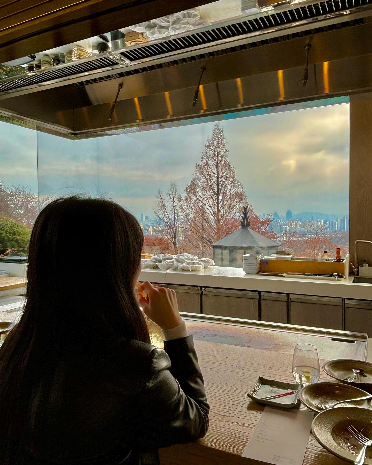 오래전부터 가고 싶었던 그랜드하얏트 테판🥘

연말 예약 Teppan 메뉴를 경험해보고 왔다🎉

퓨전 음식 전문인데
뜨끈한 철판에서 요리한 한식, 일식, 양식을 다양하게 맛볼수 있었고

눈앞에서 펼쳐지는 불쇼, 요리과정이 특별한 날을 더 특별하게 만들어주는 기분이 들었다ㅎ.ㅎ

전석 창가 자리 + 철판요리 라서
겨울인데도 따뜻따뜻한 느낌이랄까?🔥

크리스마스 리스로 꾸민 접시에 나오는 장어 볶음밥부터
캐비어와 성게가 들어가 바삭하게 익힌 옥돔!

새해에는 행운 가득하라며
네잎클로버 세잎을 올린 랍스타🍀✨

맨마지막에는 그래놀라 딸기 호떡 요리가 달콤하게 배를 가득 채워주었다

참고로 생일자에게는 초콜릿과 촛불을 꽂아줌!🎂

아!! 대추 소스를 곁들임 한우 스테이크도 살살 녹아서 햄복햄복🥳

테판 Teppan 
서울 용산구 소월로 322 그랜드 하얏트 서울

#테판 #그랜드하얏트서울 #하얏트테판 #하얏트teppan #그랜드하얏트테판 #철판요리맛집 #소월로맛집