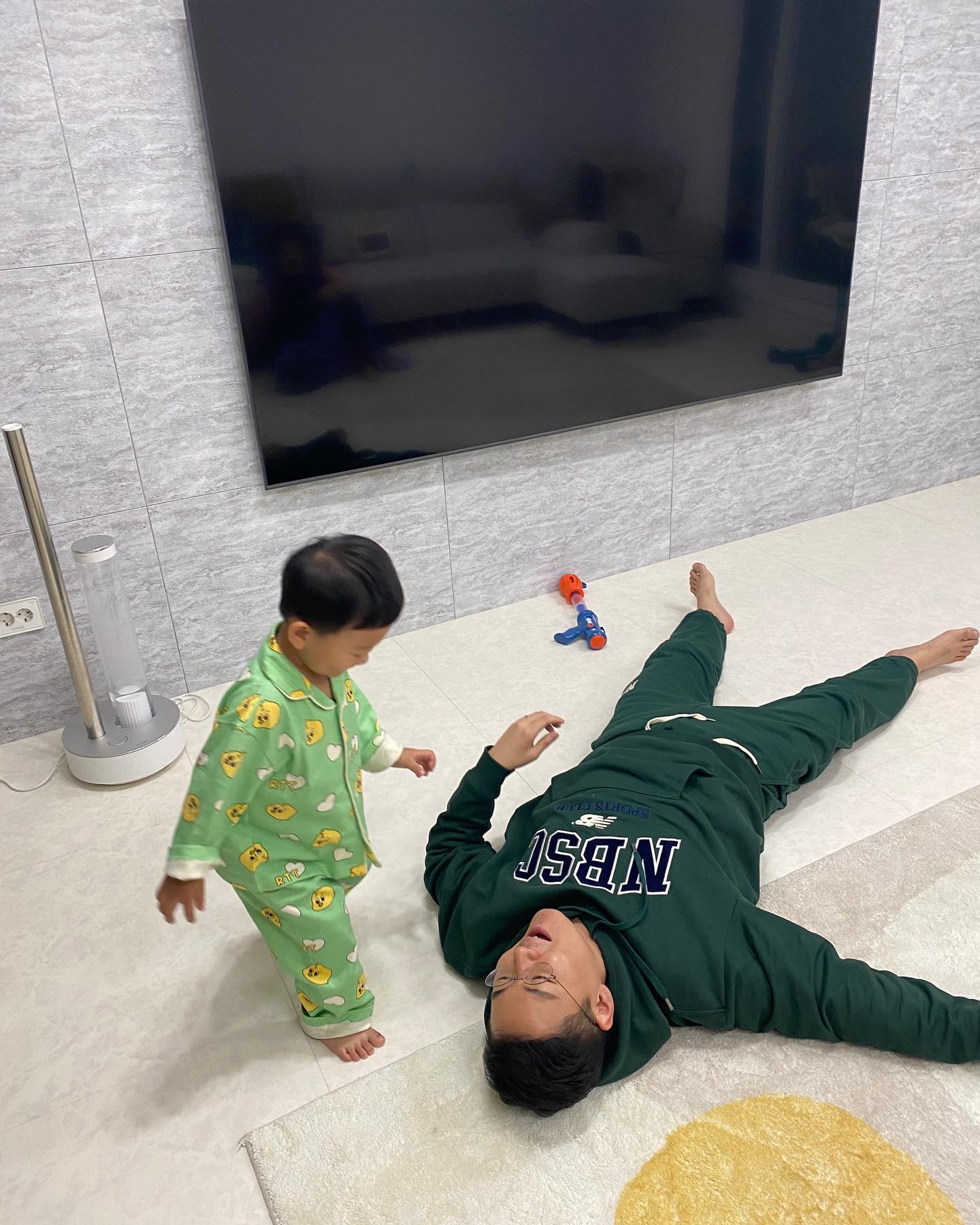 사진순서대로🌿

1. 아빠다!! 아빠!!
2. 아빠 뽀뽀!!!😍
3. 잡았다 요놈!
4. 휴~ 탈출 

귀염둥이 때문에 출근시간이
기다려져요 ㅜㅜ 더 많은시간 함께 
하고싶은데 아쉽네요 항상
