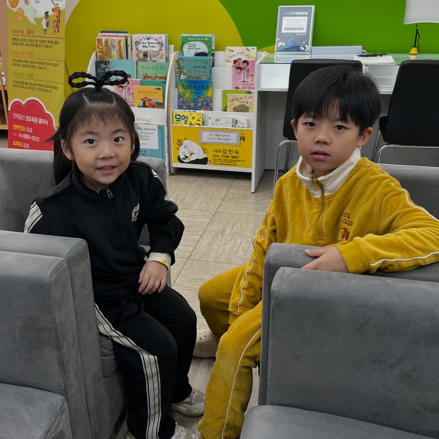 ㅎ ㅎ ㅎ 날씨 쪼금만 추워져도 ㅋ 
대번에 걸리는 감기 ㅜㅜ
병원투어도 힘들다 너네 주사 한대 마자라 ㅋ ㅋ ㅋ 
서로의지중 
#덜덜덜남매 #의좋은남매 #평소에싸우지나말지 #육아 #일상