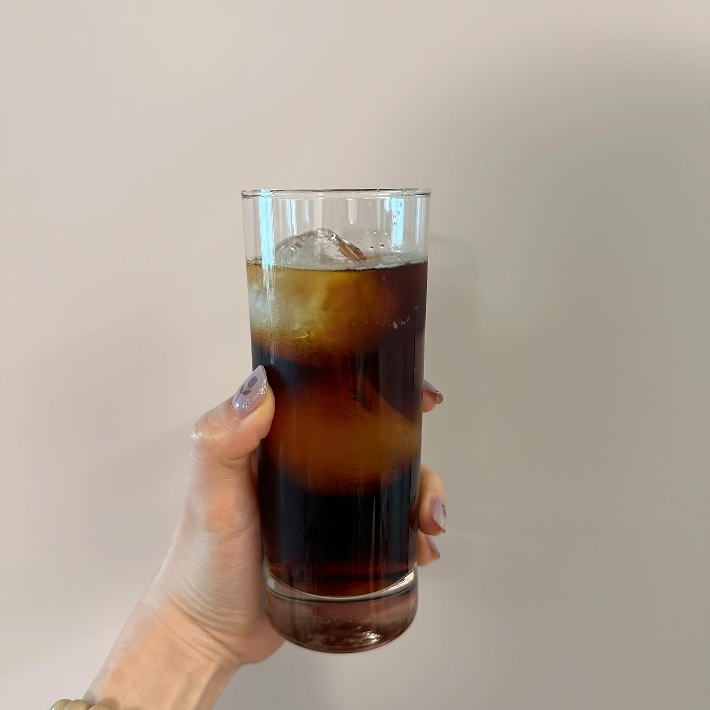 #할인구매 freshmaeil #바리스타룰스 #바리스타룰스디카페인

편의점커피중에 최애 바리스타룰스🖤
바리스카룰스에서 디카페인 아메리카노가 무라벨로 나왔다니😽
출근하면서 하나씩, 주말 데이트나 나들이 나갈 때 하나씩 들고다니기 넘 편하고용🫶🏻
집에서 홈카페느낌으로 먹기에도 딱죠아용 ☺️

#매일유업커피 #무라벨커피 #바리스타룰스커피 #아메리카노 #일상 #소통 #디카페인아메리카노 #먹방 #신상품나왔을땐  #08L #뷰티
