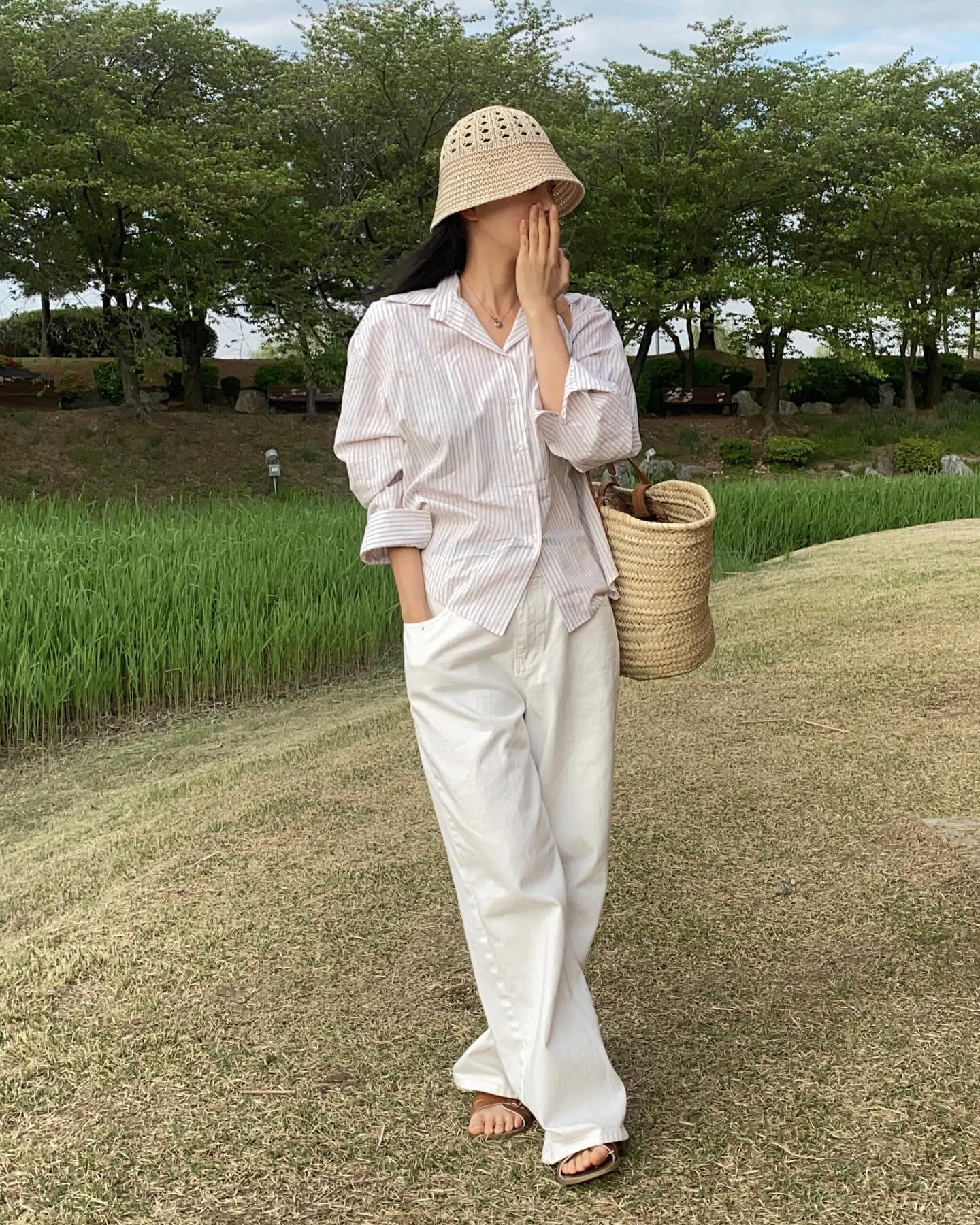 엘르 펀칭 벙거지 모자👒를 착용해 봤는데요, 무척 가볍고 시원한 착용감으로 올 여름 저의 데일리 모자가 될 것 같은 예감.. 🍀🫧

#제품제공 #캡텐 #봄코디 #버킷햇 #CAPTEN #여자모자 #여름모자 #벙거지 #여름코디 #모자코디