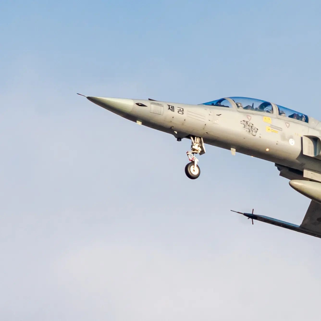 ROKAF KF-5 제공호
---------------------‐--------------------------------------------------
✈️ KF-5F Tiger II
🛬 RKSW - Suwon Air Base
🇰🇷 rokaf_official 
--------------------------------------------------------------------‐----
#ROKAF #AirForce #대한민국공군 #대한민국을지키는가장높은힘 #F5 #F5F #Fighterjet #Fighter #사진 #Photography #비행기 #Airplane #취미 #Hobby #항공덕후 #항덕 #덕후 #aviation #aviationlovers #aviationspotter #aviationphotography #airplanephotography #avgeek #airplanelovers #aviationgeek