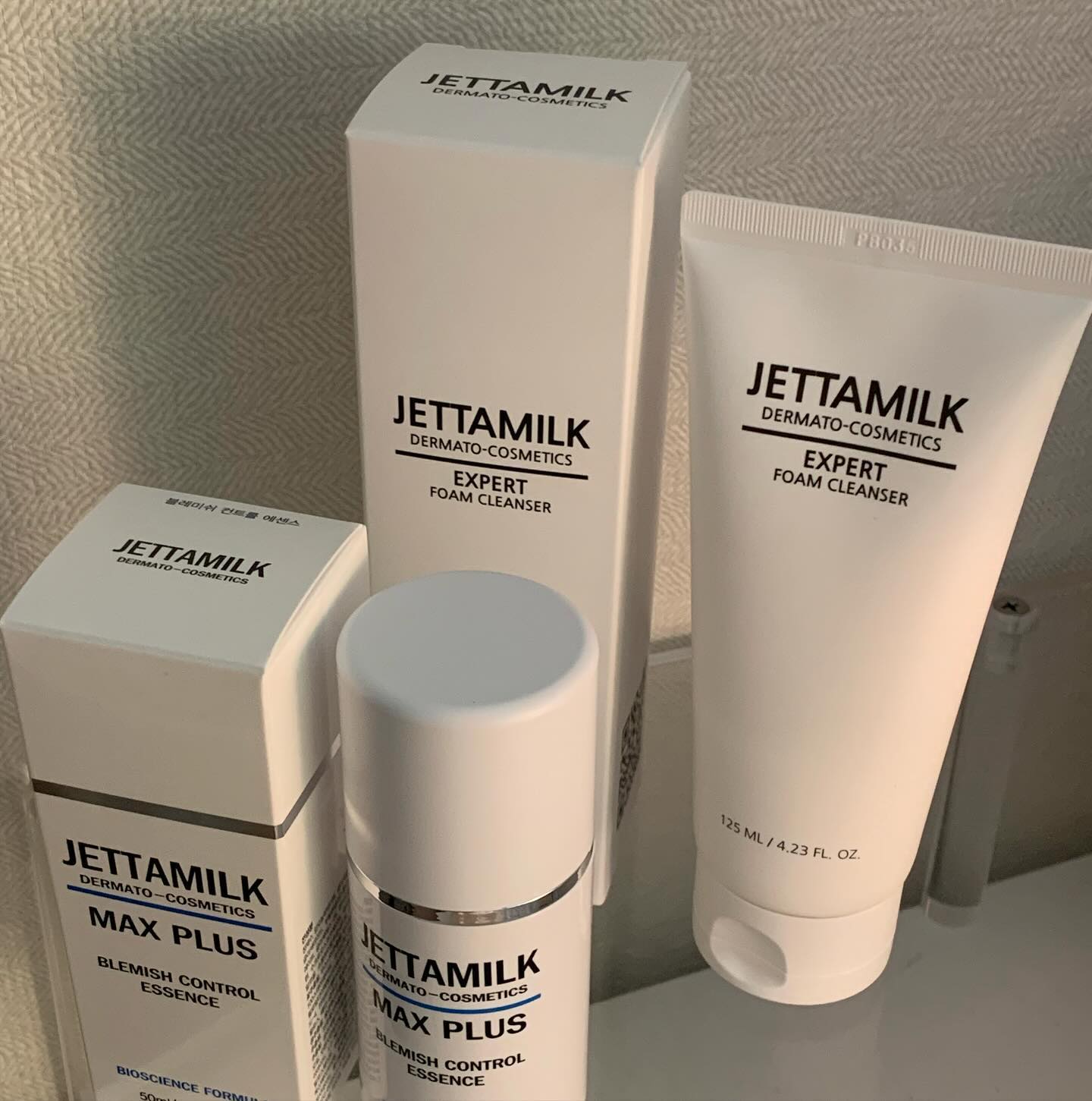 🎀
Jatta Milk MAX Plus
함께 쓸때 큰 효과를 발휘하는
제타밀크세트
두단계로 마무리 되는 트러블케어

제타밀크는 가벼운 텍스처였어요
거품은 얕게 나는 편이였고 비타향이 나서 산뜻한 마무리
제타밀크 폼 클렌저는 피지케어 할 수 있는
식약처 인증의 BHA 클렌저

제타밀크 에센스는 국내유일 젖산(우유) 추출물로
암모늄락테이트로 각질을 녹여주고 고농축의 에센스로
피부 전문가들이 엄선한 안전성분은 물론
여드름에 가장 효과적!
실제로 2주 사용해보니 여드름이 옅어졌어요

https://smartstore.naver.com/jettamilk/products/2545386342

#여드름 #좁쌀여드름 #화농성여드름 #여드름화장품 #블랙헤드 #등드름 #여드름피부 #여드름료 #청소년여드름화장품 #제타밀크