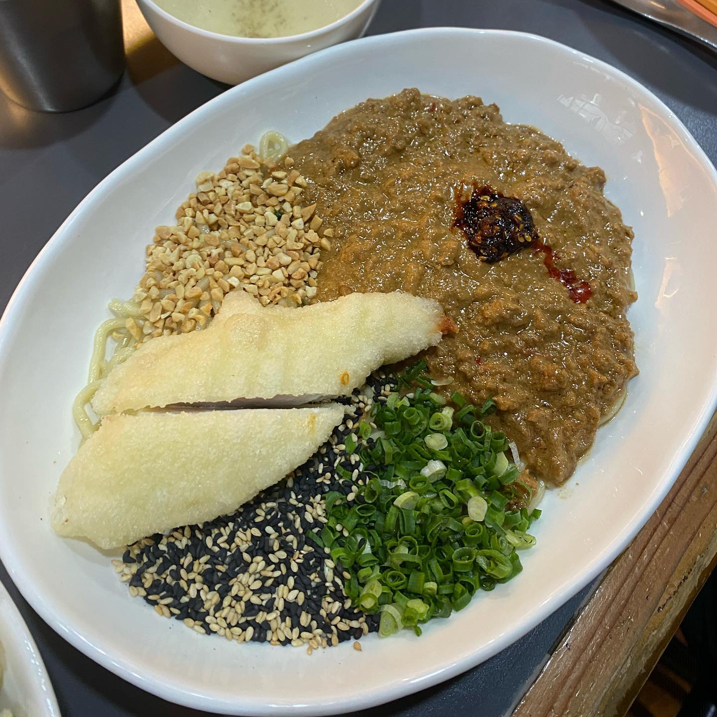 눈오는날 신촌에 갔어요
#미슐랭가이드 맛집인데다 다년간 블루리본 선정까지
이정도면 의심없이 웨이팅^^
함박눈이 쏟아지는데도 웨이팅 하는 정육면체
베스트메뉴 주문
대표메뉴가 맛있고 유린기는 필수메뉴예요!

#딩동 #딩동신촌 #정육면체 #신촌맛집 #블루리본맛집