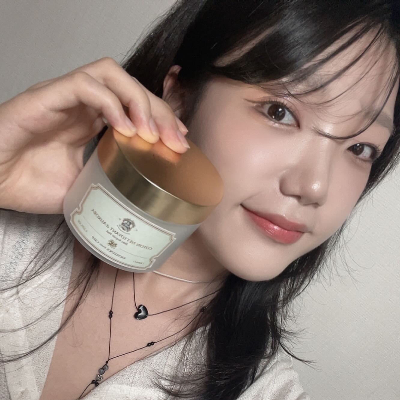 #협찬 #샬랑드파리 #패드 #패드추천 #피부진정 #트러블 #진정 #민감피부
.
.
.
여름오자마자 올라오는 귀여운 트러블을 위해.. 진정효과가 아주 뛰어난 패드를 받았어요,,! 근데 제품 디자인도 너무 이쁘다,, 귯..
진정 기능과 함께 뿜어져 나오는 피부진정효과가 뛰어나서 민감피부에도 충분히 사용하실 수 있어요'!!
 민감한 피부의 트러블 개선에 너무 좋은 저자극제품이구요 사용 후에는 진정된 피부를 보실 수 있어요!! 패드에 수분감이 정말 넘쳐서 간단하게 얼굴에 붙이고 머리하고 잠깐 흡수 시키기 좋더라구요!!