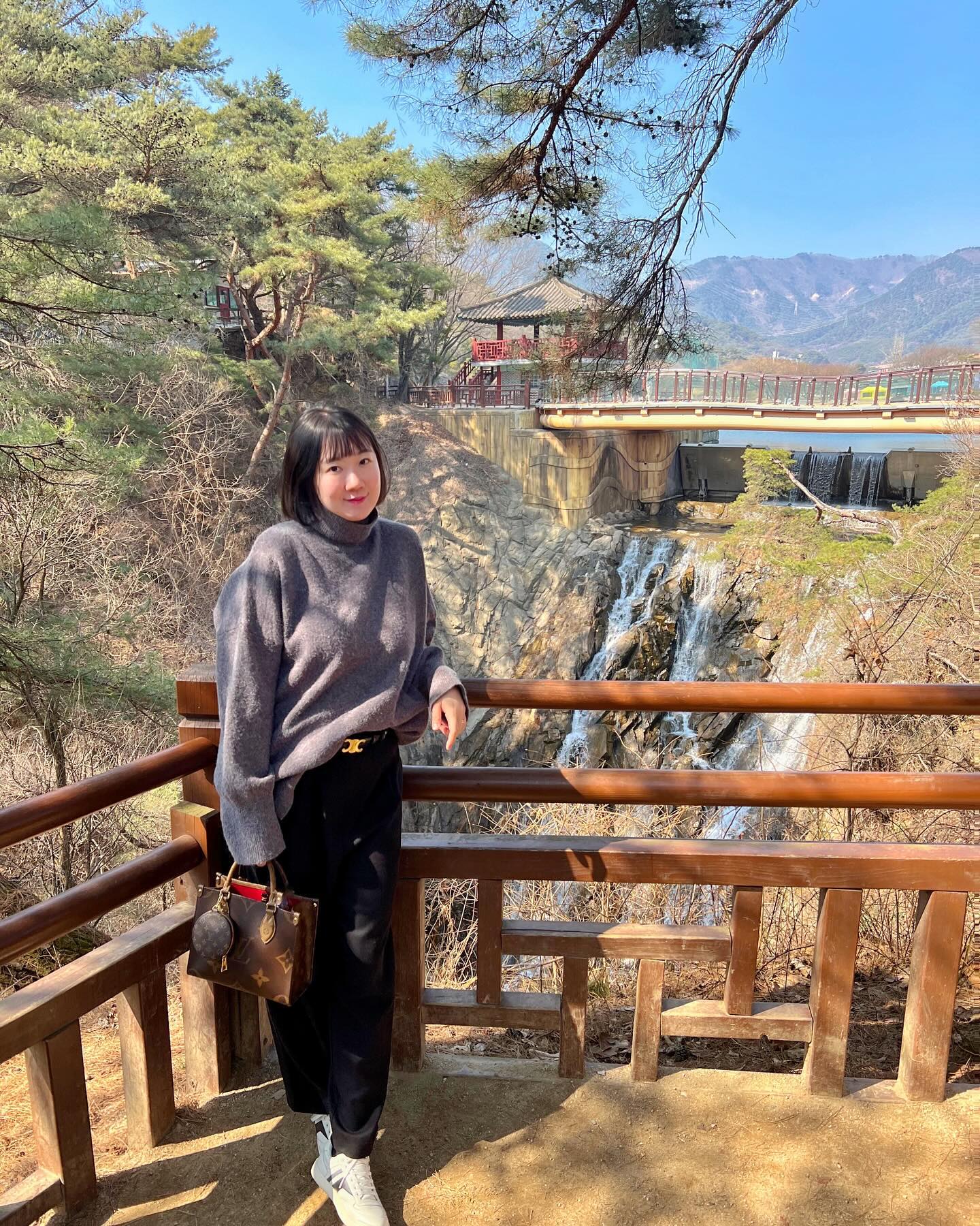 #제천 #의림지
-
늘 사진은 띵띵 부어야 제맛
전 날 배 터지게 먹고 의림지 한 바퀴 돌기
폭포와 노송과 산책로와 작동은 하는지
궁금한 놀이 기구가 공존하는 신기한 곳
이제 진짜 봄이다🌼

-
-
#제천 #제천여행 #제천가볼만한곳 #제천의림지 #봄날