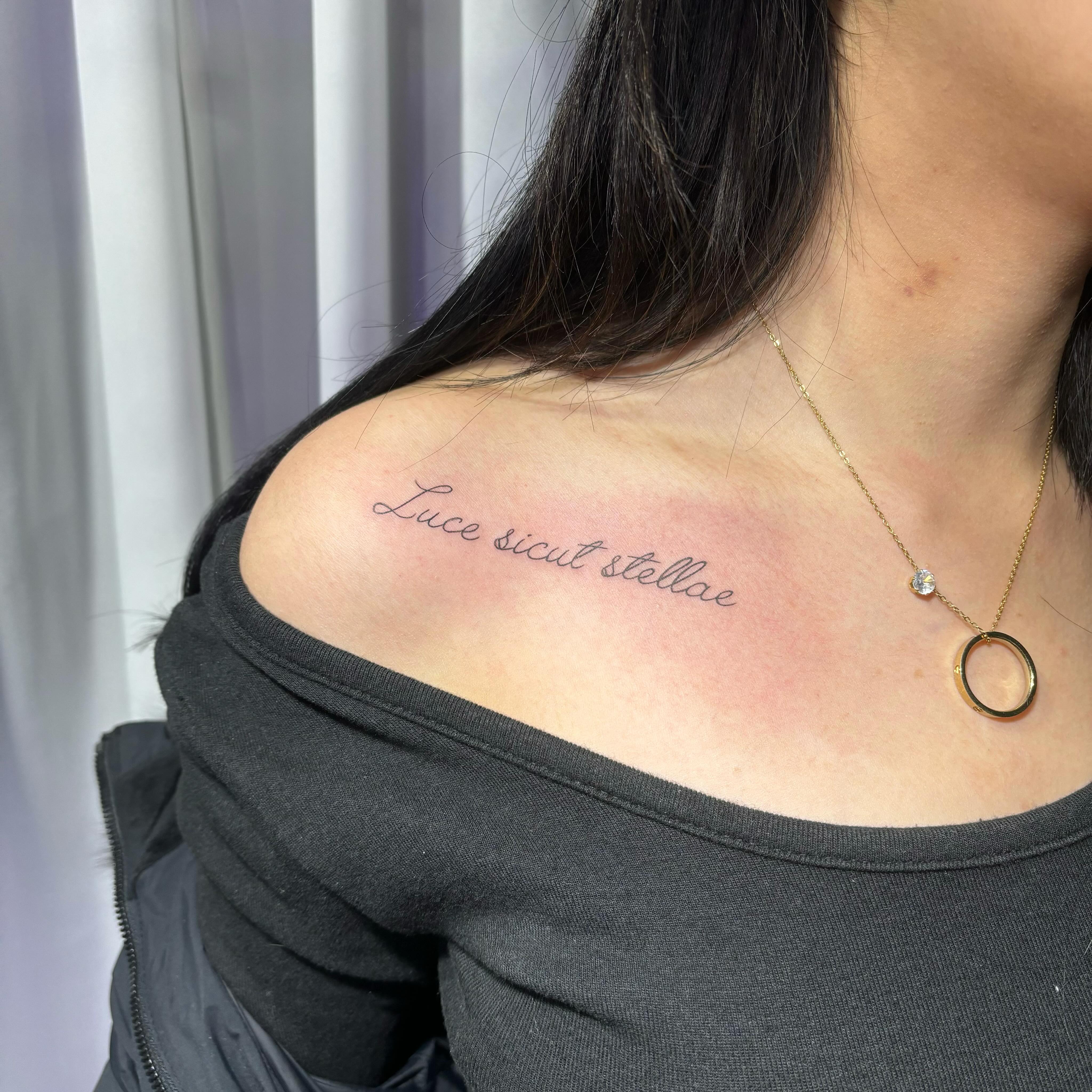 쇄골을 빛내주는 쇄골레터링~
여리여리 포인트타투로 딱이쥬👍❤️
.
.
24시간 문의환영
tattooist_maeng2 

#수원타투 #쇄골타투 #레터링타투 #수원역타투 #인계동타투 #동탄타투 #첫타투 #당일타투