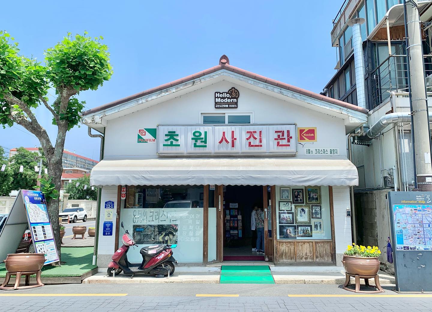_
⠀
⠀
9년전 친구들과 다녀온 군산여행 (2014.05.18)
리마인드 하고온 이번 군산출장
⠀
추얻돋고 좋네
(모자이크 미안합니다)

사람은 추억을 먹고 사니까
추억 많이많이 만들어야지
매일매일이 추억이길
⠀
⠀
#군산 #군산여행 #군산맛집 #초원사진관 #이성당본점 #만남스넥 #군산짬뽕 #흥천사 #월명공원 #해망마을 #해망굴 #동백대교 #한일옥 #신흥동일본식가옥 
#일상 #여행 #daily #trip #travel #Gunsan #여행을일상처럼 #일상을여행처럼 #여행스타그램 #우정스타그램 #야호🍻 
⠀