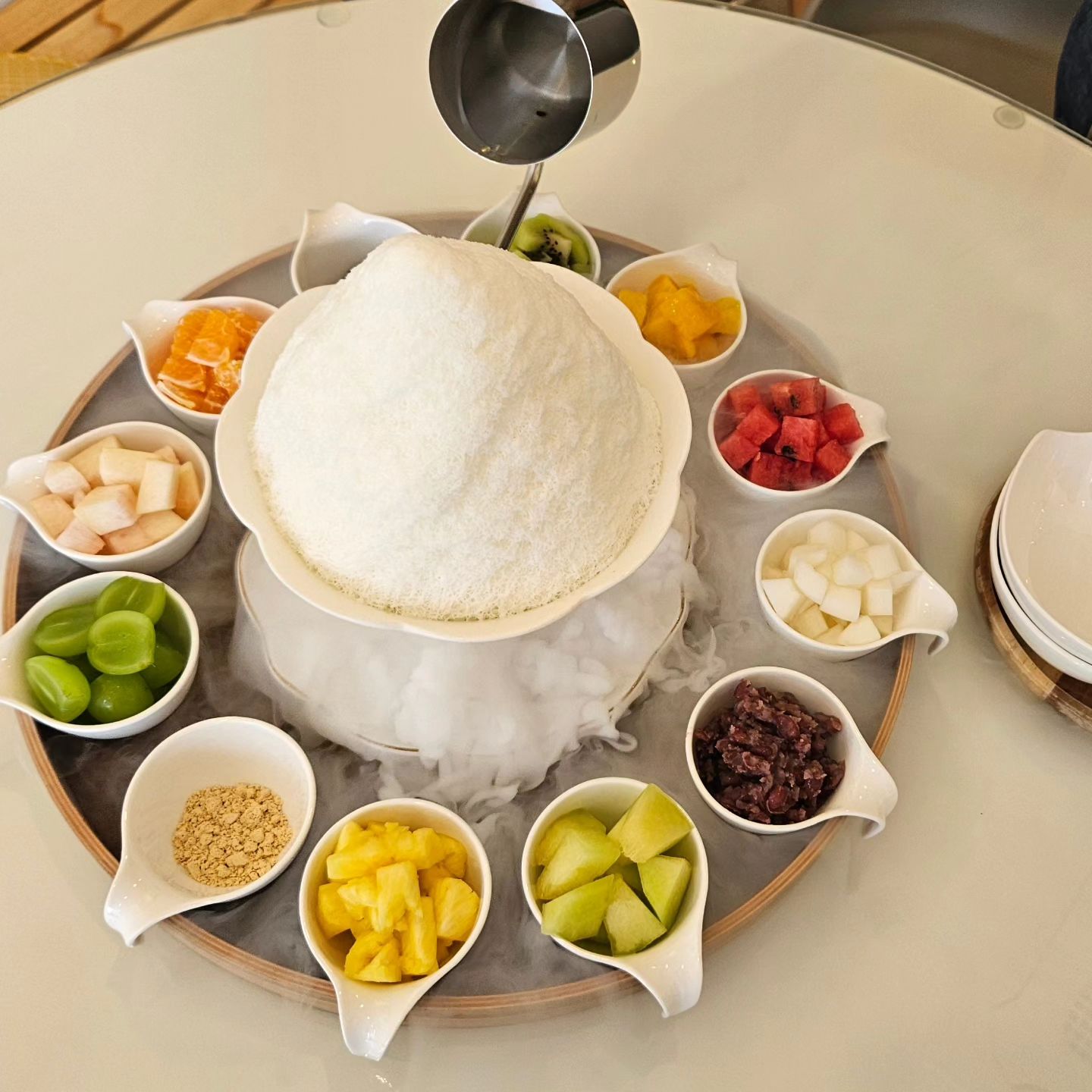 #과일빙수 🍧
빙수의 끝판왕 #과일다방 

날씨가 추웠다가 또 너무 더워서 
시원한 과일빙수가 먹고싶었다~😋
양산에 소문난 수제 빙수 카페가 있다해서 다녀왔는데..
넘 맛있고 예뻐서 눈꽃❄️과일빙수와 사랑에 빠짐😍🥰

과일종류도 매우 다양하고 신선하다~😘
가성비 대비 너무 좋아 배부르게 먹고 올 수 있어 굿~👍
골라먹는 재미도 있다~🤩
크로플도 달콤하고 맛나서 계속 먹게되구~😙
이제 여기가 나의 최애단골집이야~~~🩷

#양산과일다방#물금과일다방#양산카페
#물금카페#증산카페#양산물금카페
#양산증산카페#양산맛집#물금맛집
#증산맛집#양산물금맛집#양산빙수
#양산과일빙수#jmt#눈꽃과일빙수