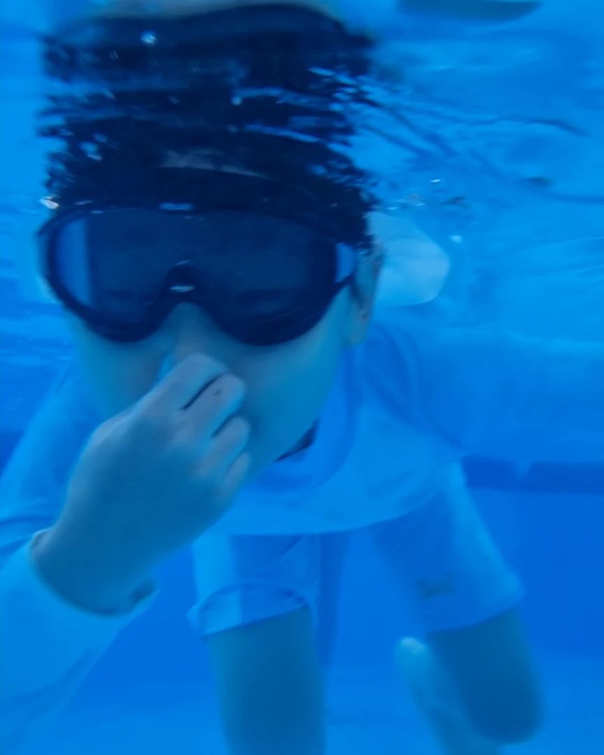 #오썸플렉스 #🌊
.
퇴근하고 급 가게된 수영장 🏊‍♀️
일년만에 간거라 규정이 좀 바뀌었음 
.
다자녀혜택으로 
4인 입장료가 전부 다해서 총 1만5천원 🤣
평일에 오니 여유도 넘치고 
쩗은시간이였지만
모처럼 아이들이랑 물놀이해서 즐거웠음 
.
물 무서워하던 딸내미는 용기내서 
스스로 튜브들고 물장구치고 미끄럼틀도 타고 
아들내미는 이제 아빠랑 잠수대결도 하고 
다 컸다 정말 🥰 
.
마지막은 나도 놀고온거 인증 ✌️
.
#240528 
#이제여름인데
#1월부터밀린사진언제올리지😮‍💨