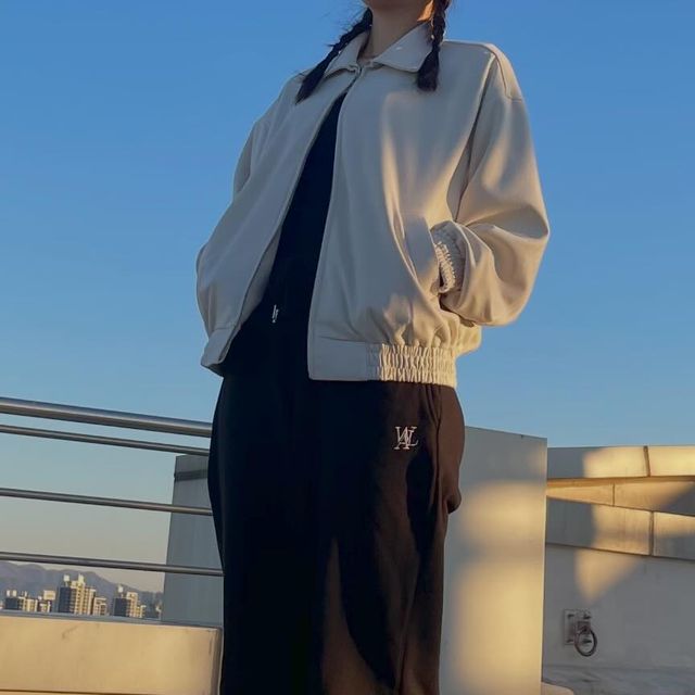 폴린 일상계정 on Instagram: "#광고 큐큐 어제 너무 춥지않았나요..!? 꾸미고는싶은데 꾸미기는 귀찮구.. 그렇다구 너무 트레이닝복만 입구다닌것같아서 자켓 걸치니깐 패딩안에 부담없이 가볍