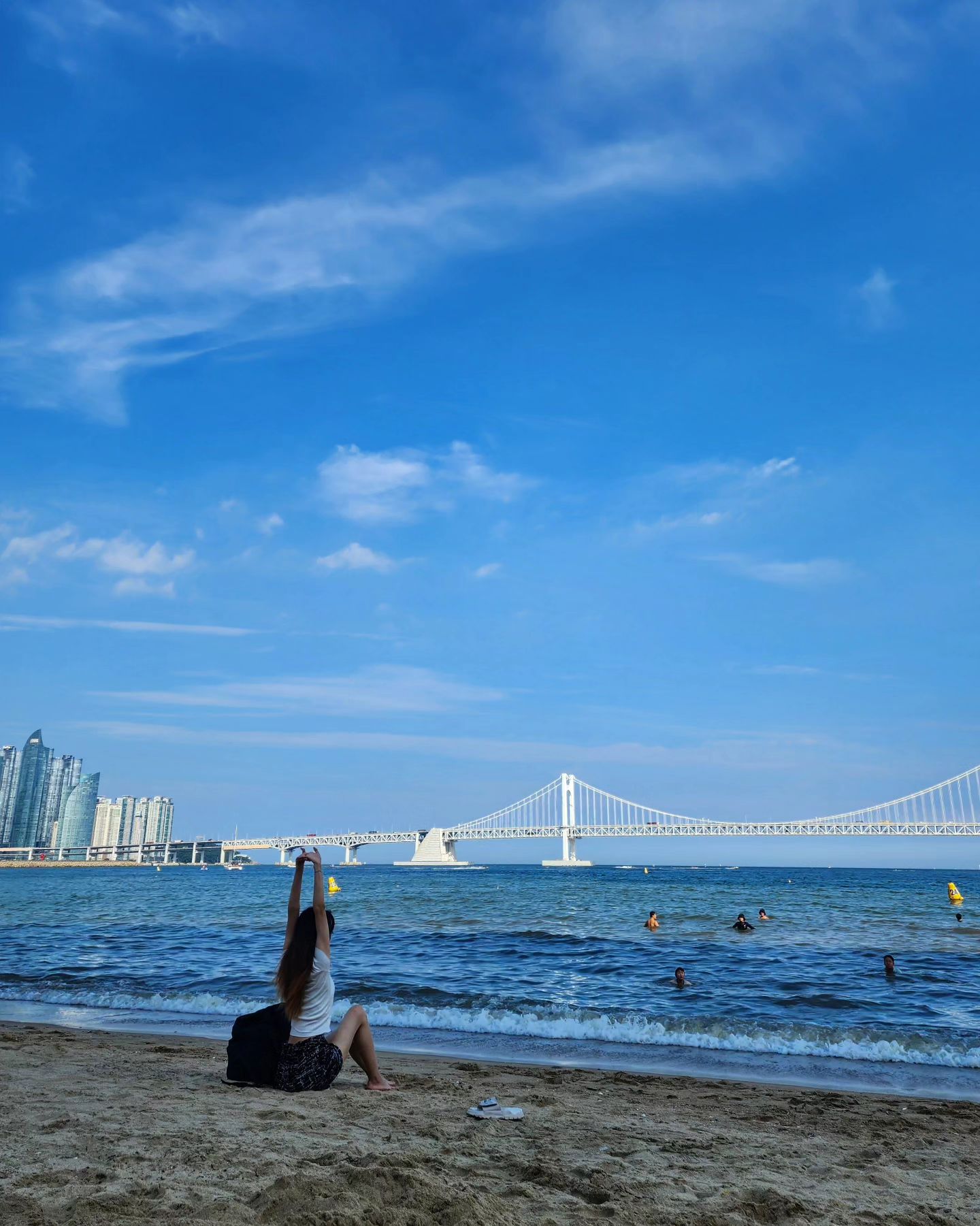 여름 다 갔는데 여름 사진 올리기✨️

괜찮아... 지구는 둥그니까 어딘가는 여름이겠지 뭐...🏖

바닷가에서 발 담그고🌊
맛있는 거 엄청 먹고🍻
롯데 경기 직관 간 것까지는 좋았는데⚾️...

왜 내가 홈 경기 직관 갈 때마다 패배하는 걸까ㅋㅋㅋㅋㅋㅋㅋ
난 정말 분노를 참을 수 없다
. . .

가을야구 갈 수 있니?

우천취소로 추후편성된 경기를 가을에 하니까 그걸로 위로받으면 되니?
하하하 고맙다

언니 고마워 나 또 부산 갈게 배 비워놔

#부산#summer#travel#먹스타그램#광안리#부산맛집