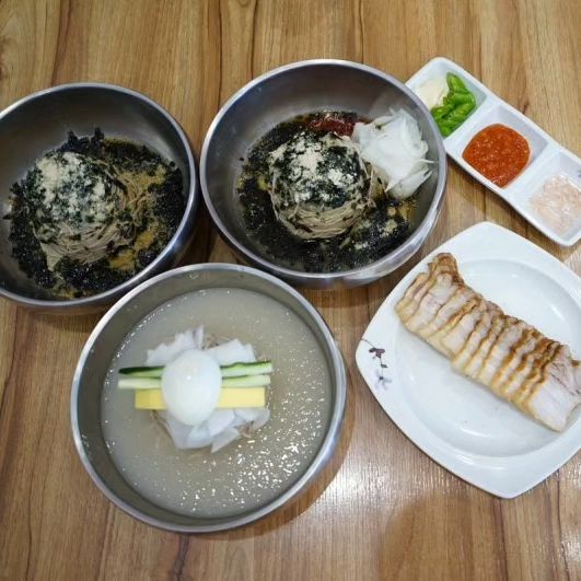 드디어 남친하고 여기 다녀왔어요! 
여러분 서오릉쪽으로 놀러가면 꼭 가봐야 하는 곳이 있어요~
서오릉순메밀막국수! 
경기도 고양시 덕양구 서오릉로 440-1, 바로 이곳이에요. 
터미널 같이 넓은 초대형 주차장 덕분에 주차 걱정 노! 🚗🙌 

1층도 넓고 2층도 넓고, 특히 가족 단위나 어르신 모시고 오기 딱 좋아요. 
왔는데 데이트하는 커플들부터 온 가족들이 정말 많이 왔더라고요. 
분위기도 너무 편안하고 쾌적했어요. 

여기의 하이라이트는 바로 막국수! 
저희는 들기름비빔막국수랑 평양냉면 스타일의 물막국수를 시켜봤어요. 
들기름비빔막국수는 진짜 고소함 폭발! 😋🥢 
물막국수는 평양냉면처럼 시원하고 깔끔해서 너무 좋더라고요. 
그 외에 수육, 명태회무침, 수제만두까지 전부 맛있었어요. 감칠맛 대박!

특히 여기서 막국수를 직접 뽑는다는데 그 정성과 노력이 느껴졌어요. 
덕분에 소화도 잘 되고 속도 편해서 좋았어요. 
가족, 친구, 연인 누구랑 와도 다 만족할 것 같아요. 🙌 
그리고 아주머니랑 직원분들 모두 친절하시고, 손님 배려가 넘쳐나요. 딱 오고 싶은 곳!

강력 추천합니다, 냠냠 😍🍜

#서오릉맛집 #서오릉밥집 #서오릉점심 
#데이트코스 #가족맛집 #맛스타그램 
#서오릉가족모임 #서오릉회식 #일산막국수 
#삼송맛집 #원흥맛집 #데일리맛집 
#들기름막국수 #지축맛집 #구파발맛집