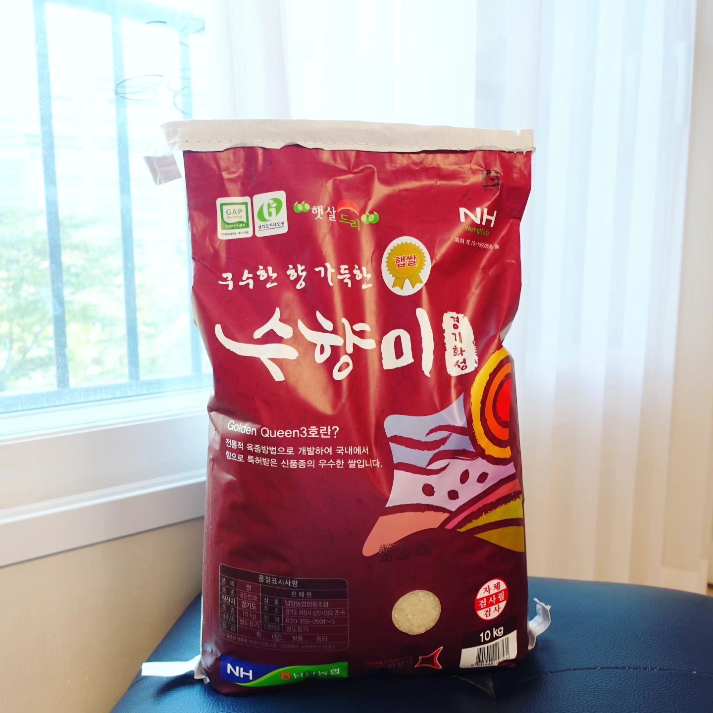 #협찬
 맛 좋은 밥의 기본은 좋은 쌀에서 나오기 때문에
저는 가족이 함께 먹을 쌀을 더 신중하게 골라요.
그래서 매번 찾게 되는 건 바로 수향미!!
수향미 골든 퀸 3은 특별한 품종이에요.
구수한 천연 팝콘 항의 야생 재래 자원을
전통적인 육종방법으로 국내에서 개발해서 만들어진 
특허를 받은​ 품종이랍니다.
게다가 서해 바닷바람이 가득한
청정 토양에서 재배되어 단백질 함량이 낮고
밥을 지은지 24시간이 지나도 구수한 향과
쫄깃한 식감이 유지되는 특징이 있어요.
수향미는 언제나 쌀알이 깨끗하고 건강해 보여서 쌀 포대를 열 때마다 기분이 좋답니다~
구수한 향과 깨끗한 품질은 역시 
매번 다시 찾게 되는 매력 !

.
.
#수향미 #쌀 #쌀10kg #골든퀸 #구수한쌀 #밥맛좋은쌀