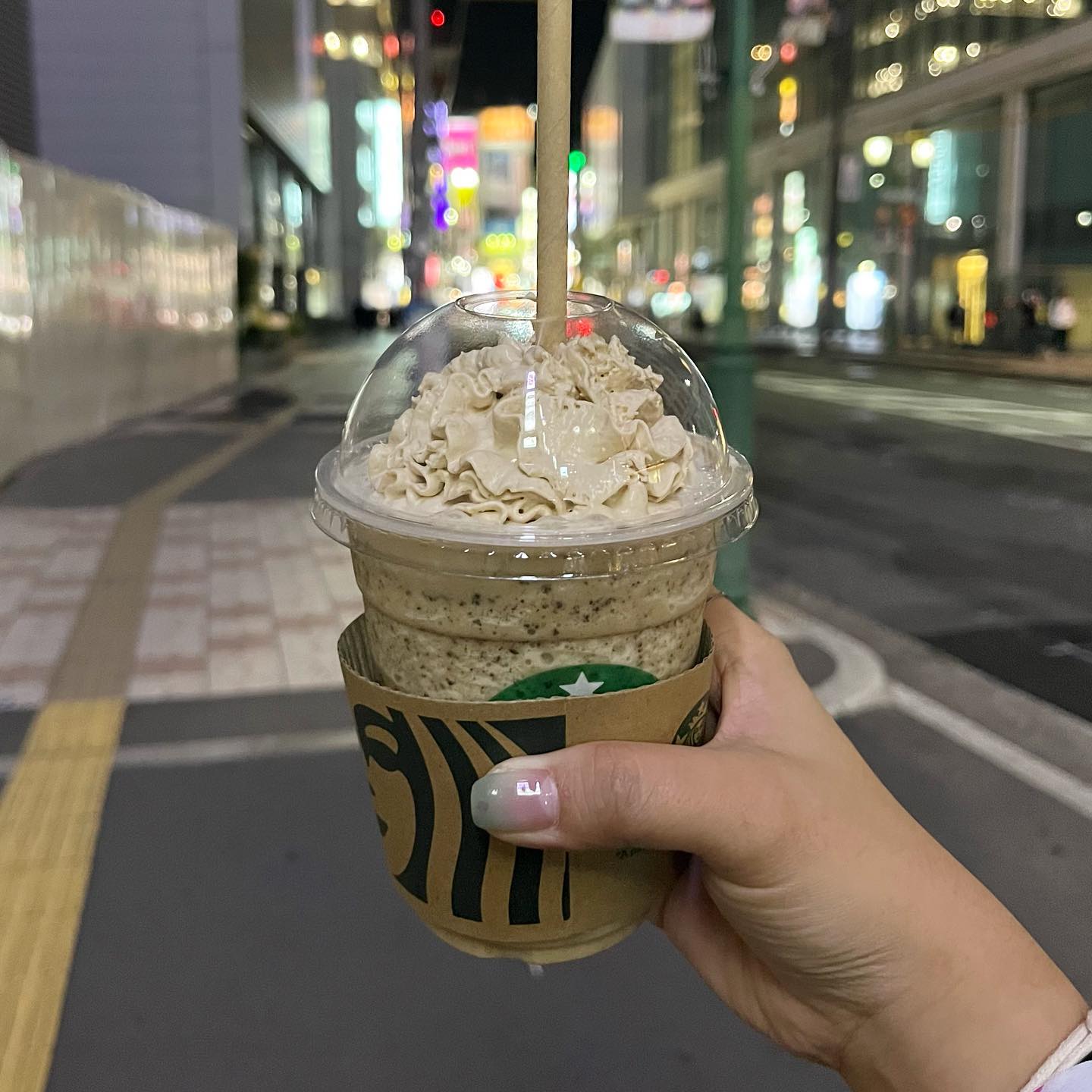 일본에서만 파는
스타벅스 Limited Drink!

coffee & cream frappuccino를 먹어봤어요.

그란데 사이즈로 먹고 싶었는데 톨만 된데여..🥲

괜히 일본은 휘핑도 더 예쁘게 올려 주는 거 같아요.
기분탓이겠지만 😅

일단 맛은 완전 맛있었어요!
역시 달달하고 뭐가 막 씹히더라구요.

뭔지는 잘 모르겠는데 뭔가 칩같은 느낌이었어요.

오레오 프라푸치노 같기도 하고?

커피 앤 크림 프라푸치노 이름 답게
부드러우면서도 달달한 프라푸치노 맛이
한국 와서도 생각나요.

달달한 커피 좋아하시는 분들은
일본 가시면 드셔보세요!!

언제까지 판매할지는 .. 모르겠어요 😉

-

📍 Starbucks _ #일본 #오사카
💳 coffee & cream frappuccino 625 円