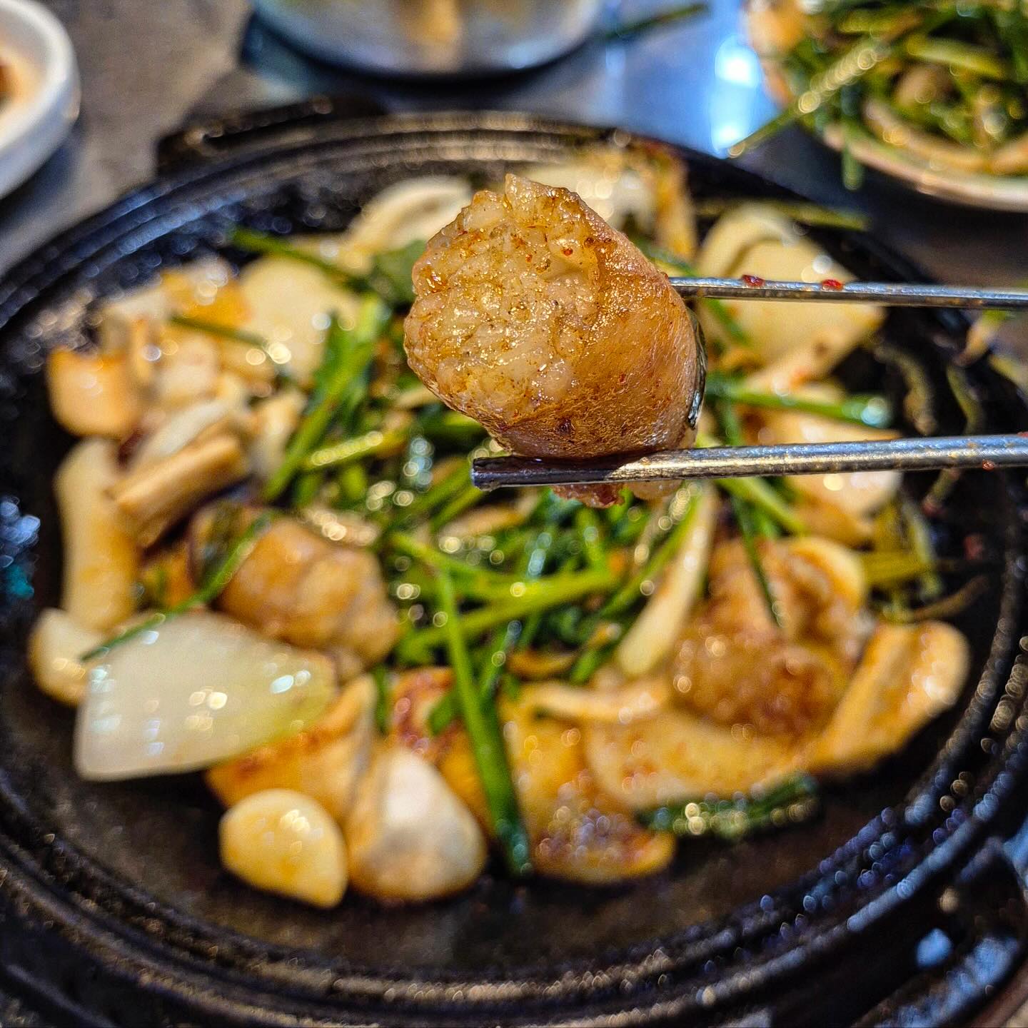 명일동곱창 맛집 태봉황소곱창에 다녀왔어요 

🐷태봉황소곱창은 100% 국내산 육우를 사용해요. 
육유가 한우보다 비싼부위가 있는데 바로 소곱창 이라고해요👍 도축량이 많지 않다보니, 희소성이 강하고다고합니다 

🐷곱창 비주얼 보시면 진짜 신선하구요🤗
곱도 가득하고 잡내없이 고소해요 
대창도 쫄깃쫄깃 입에서 사르르 ~~

🐷대파김치, 부추겉절이, 콩나물국도 별미랍니다:) 

🐷소곱창 추천!!! 가격도 1인분 26,000원으로 합리적이에요. 

#태봉황소곱창 
#명일동맛집 #강동구맛집 #강동구소곱창 #명일동소곱창 #명일동곱창 #강동구곱창 #강동구곱창맛집 #소곱창맛집 
#협찬 #리뷰노트