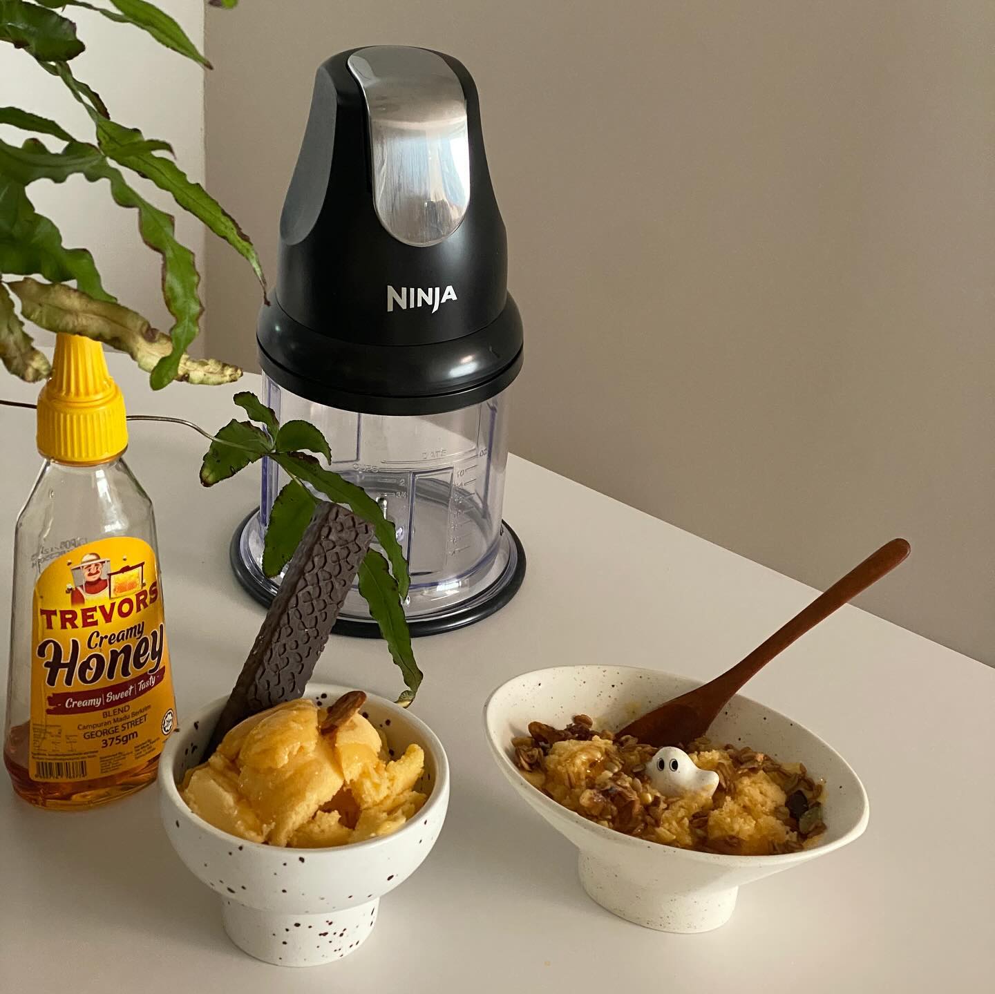 #협찬  닌자초퍼만 있으면💛 우리집이 빙수맛집🍨
하리띠가 요즘 하교하면 매일 먹는 디저트는 바로 
망고빙수& 딸기바나나쉐이크 

과일이 워낙 비싸기도 하고 음료수를 잘 안사먹는 저희집은 
냉동과일을 쟁여두고 디저트로 직접 만들어먹고 있어요. 

닌자초퍼만 있으면 빙수, 쉐이크를 맘껏 만들수있답니다. 

미국 판매 1위 닌자블렌더
엄마들의 시간과 손목을 아껴주는 입소문 아이템 
닌자초퍼에 제가 좀 늦게 입문을 했던 이유가 
기존에 사용하던 타사제품이 있엇거든요. 
뭐 비슷하겠지 싶었는데 와우! 비교불가네요 😮
모터도 강하고 정말 빠르고 쉽게 갈려져서 
역시 이름값하는 녀석이었어요. 

어젠 갈비찜을 해먹었는데 
갈비양념도 초퍼로 순삭만들어 맛나게 흡입했지용. ~ 

보관까지 고려한 컴팩트한 사이즈와
4중 입체 다지기 칼날의 강력한 힘과 
얼음도 빙수처럼 갈리는 남다른 분쇄력을 지녔어요. 

칼질에 소질이 없어도 누구나 전문가처럼 
원버튼을 눌러만 주면 초스피드 10초만에 완성! 

플라스틱소재 또한 BPA FREE 아기 젖병 소재로 
유해물질 걱정 없이 안심하고 사용해요. 

본체와 용기 칼날까지 완벽 분리 쉽고 간편해서
세척, 식기세척기도 사용 가능하구요. 

타사 블렌더는 칼날을 결합하는 홈이 깊어서 
거기에 음식물이 끼면 세척하기 힘들었거든요. 
깊게 파인 홈이나 홀이 없어서 세척할때 잘 씻겨내려가서
위생적이게 사용하도록 설계했구나 생각들어요. 

구매하실땐 정품인증 꼭 확인하셔서
제품 보증이 확실한 공식판매처에서 구매하세요 💛

 smilage_official

#샤크닌자 #이유식 #초기이유식 #중기이유식 #후기이유식 #이유식준비물 #이유식레시피 #이유식믹서기 #믹서기추천 #닌자초퍼 #닌자초퍼핫딜 #닌자초퍼공구 #돌준맘 #돌끝맘 #육아 #육아맘 #육아스타그램 #야채다기지 #다기지추천 #홈쿡 #레시피추천