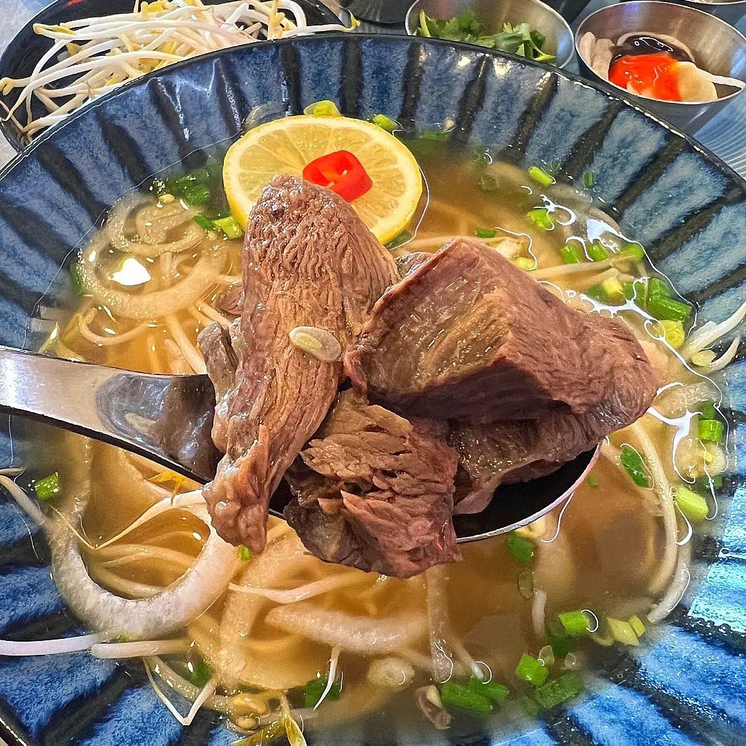 #밖밥 #속초여행 #매자식당 

" 진한 맛 이전의 우리만의 맛 "

속초까지 가서 굳이 쌀국수!!? YES 👌
속초가서 해장으로 막국수도 좋지만 
매자식당을 알고 난 뒤 쌀국수로 해장

SBS생활의 달인에 나오신 쉐프님

진하면서도 담백하면서도 깔끔한 국물에
고기가 두툼한데 아주 입에서 살살 녹아요...
맛있어서 미간에 인상 팍!! 아시죠!?😆

이미 유명한 베트남식당! 웨이팅있어요
미리 테이블링하고 가시길 추천!!

.