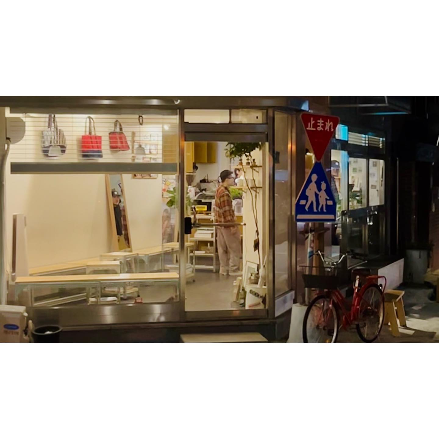 #보문카페
🚸#카페공유
.
.
성북천 옆 골목에 자리한 일본감성 낭낭한 작은 카페
뭔지모르게 커피가 맛있을거 같더라니
-
라떼 참 맛있당..!☕️ 꼬숩♥