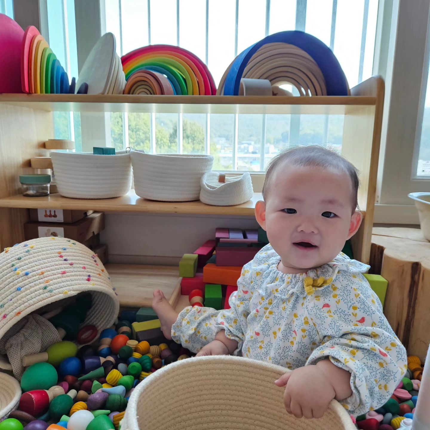 하루의 시작이 그라팟 바구니 찾아 쏟아놓기인 그녀👶
오빠는 엿장수 아저씨에게 받은 엿을 먹다가 수업시간되어서 
잠깐 그릇에 뱉어놓고 수업 끝나고 먹으라고 했었는데
그걸 언제 또 공부책상에 올려 놓은거야🤦‍♀️