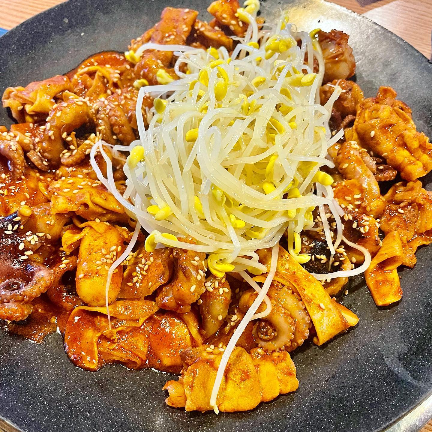 통통한 쭈꾸미가 먹고 싶다면? 두암동 #빨간쭈꾸미 
기본서비스로 나오는 김치전,계란찜 맛있어요!
깻잎+김+무쌈+쭈꾸미+삼겹살=♥️ (말해 뭐해🤦‍♀️)
저는 하나도 안 매웠는데 맵찔이 남친은 매워하면서 먹었어요‼️
묵은지쭈삼도 유명해요! 담에 먹어봐야겠어요〰️
✔️주차장❌ 주차가 넘 복잡해요🥲
✔️반찬들은 셀프코너 이용👍
✔️광주 북구 서방로107번길 65 1층