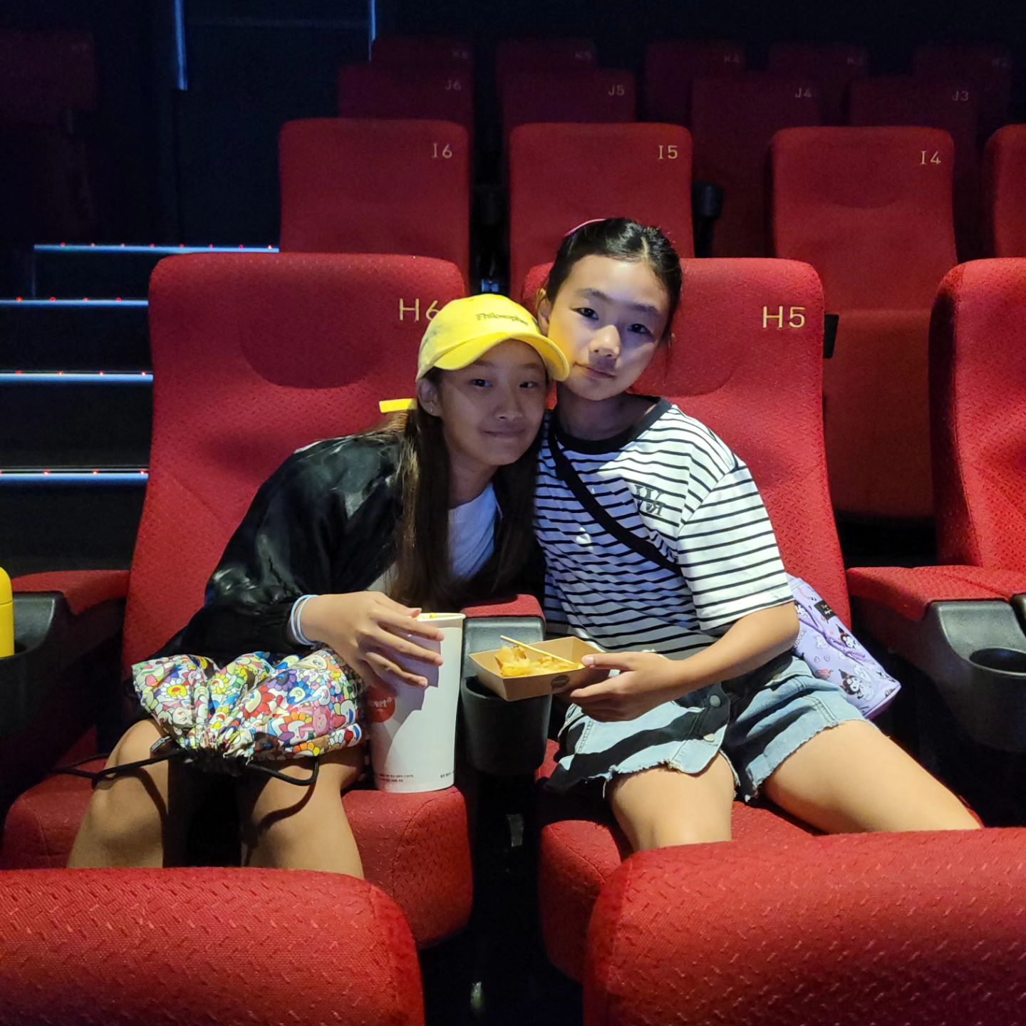 💓

오늘은 찐친이랑 영화 데이트👐
오전부터 신나게 붙어 있자규~~❤️
애들 영화 보는동안 언니랑 돌아다니며
수다 삼매경🤭🤭

#오전데이트
#영화데이트
#찐친이랑👭 
#평일데이트
#슈퍼배드4
#단둘이영화관람
#방학중
#추억만들기💕