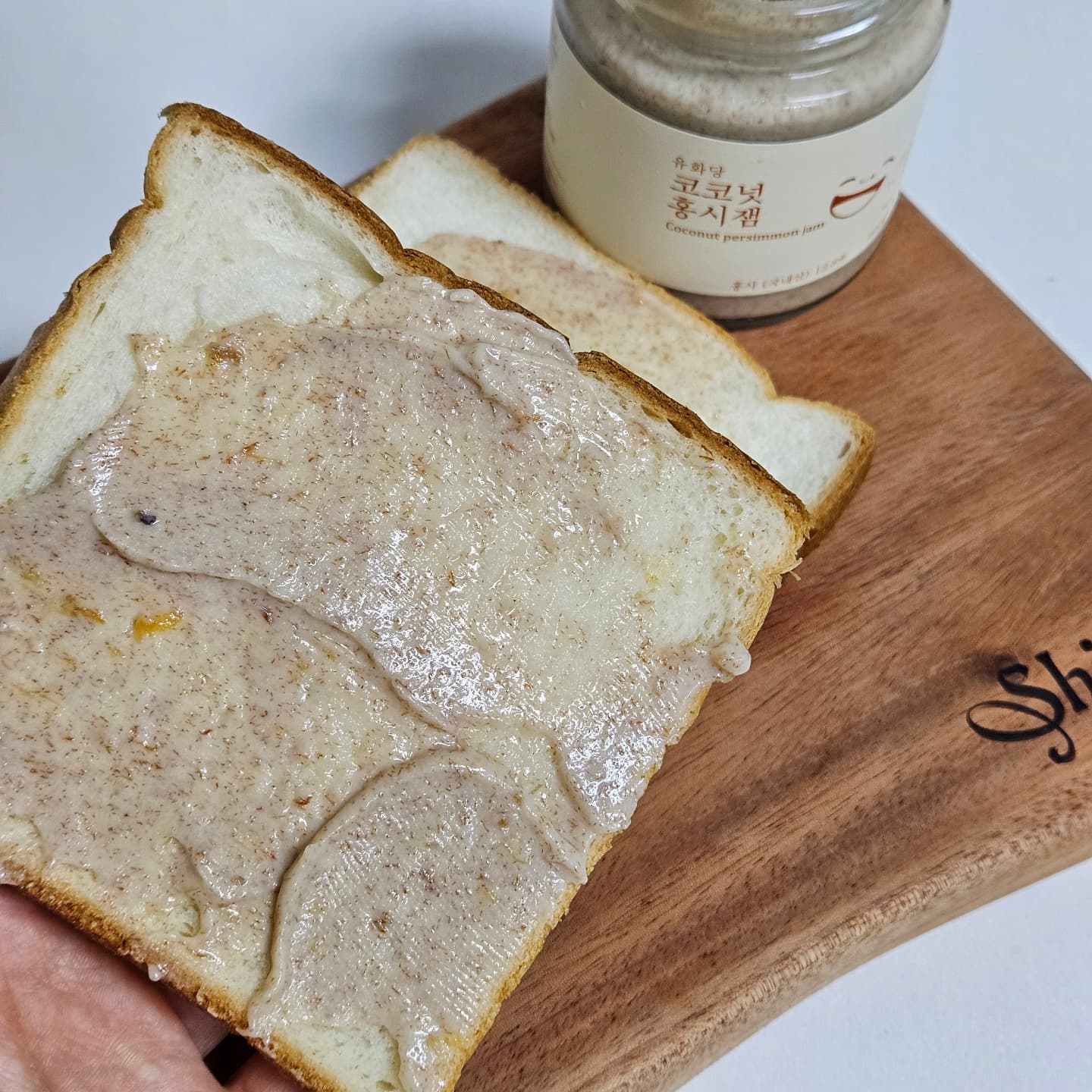 유화당 수제쨈 yuhwadang_oil
코코넛과 국산 100%홍시만을 사용해서
달달하고 풍미가 가득 ~🥥
설탕과 합성첨가물이 들어있지 않아 
건강하게 먹을 수 있어요 :-) 

시중에 잼들은 설탕이 과하게 들어가서 
많이 먹기 부담스러울때!
코코넛과, 100% 국내산 홍시 조합으로
건강하게 즐길 수 있는 유화당 수제쨈
맛과 향이 풍부해서 빵의 맛을 더욱 돋구워줘요
비스켓,바게트빵 등 다양하게 곁들어 먹기 좋은 
유화당 코코넛홍시 수제잼~🙃

-

-

#유화당잼 #수제잼 #잼나이프 #잼병 
#코코넛밀크 #코코넛 #땅콩버터 #오미자맛
#사탕수수 #무설탕잼 #코코넛열매 #홍시잼