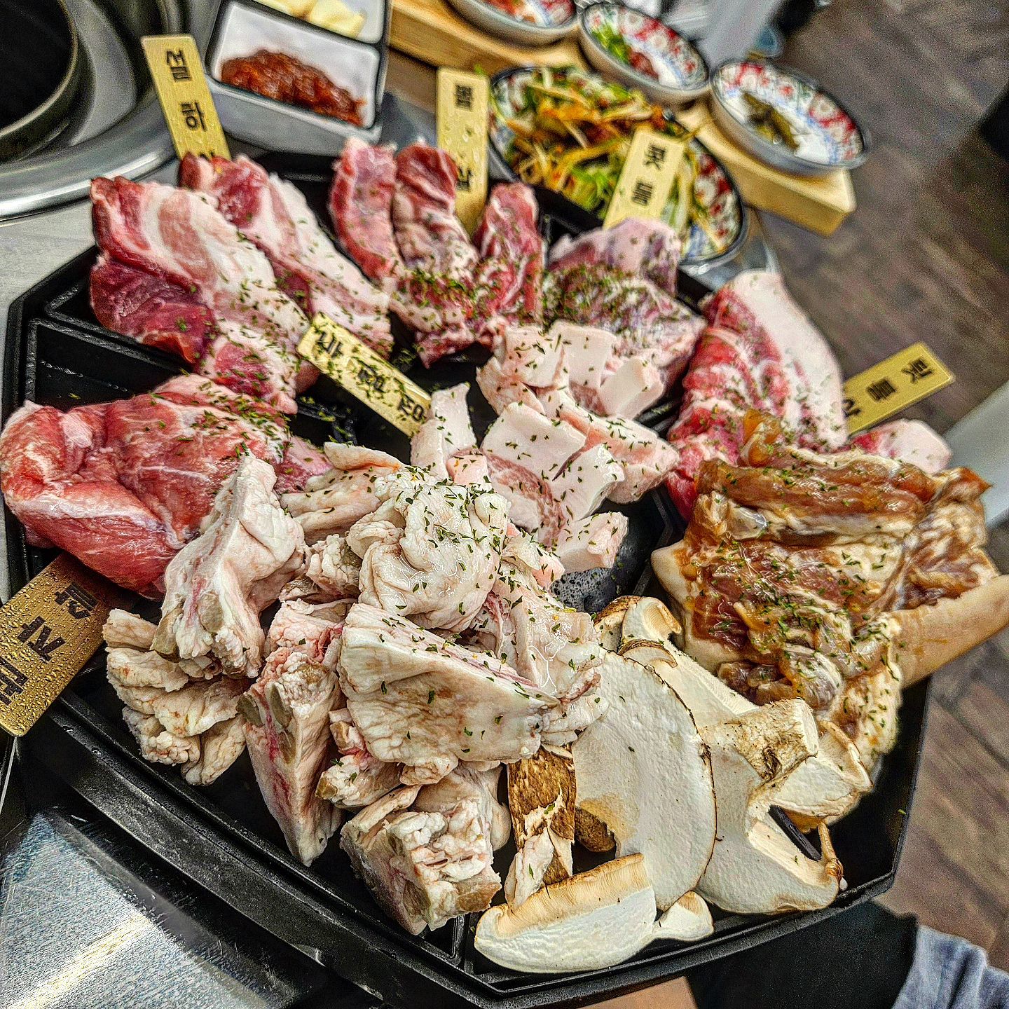 낯선 돼지고기, 뒷돈상회.

간만에 바깥에서 고기를 먹을까하며
동네 근처 고깃집을 검색해보다 발견한 곳.
메뉴판을 보니 낯선 이름들이 한가득.

최근에 오픈해서 그런가 파이팅 넘치는 사장님,
깔끔하고 쾌적한 실내가 꽤 맘에 든다.

뭐가 많아서 모르겠고
그냥 뒷돈 실속모듬세트 주문

설하살, 뽈살, 콧등살, 뒷통살, 관자살, 두항정
그리고 도래창, 돼지꼬리까지.
평소 먹어보지 못한 것들을 고루고루 먹어봤다.
도래창은 보들보들한 게 입에서 살살 녹네..
돼지꼬리는 왜 이리 쫄깃한 것인가..

기본찬으로 나오는 비빔국수를 곁들이니
맛이 더욱 좋고 고기랑 잘 맞았다.

마무리는 폭탄 계란찜, 아주 싹싹 긁어 먹었다.
처음부터 끝까지 다 맛있군🐽

➰️ 뒷돈상회 초읍점
➰️ 부산 부산진구 성지로 70, 1층

#뒷돈상회 #초읍맛집 #초읍동맛집 #초읍 #고기맛집 #돼지고기 #돼지고기맛집 #돼지특수부위 #도래창 #돼지꼬리 #맛집 #맛집투어 #맛집추천 #먹스타그램 #먹스타 #맛스타 #맛스타그램 #고기스타그램 #고기